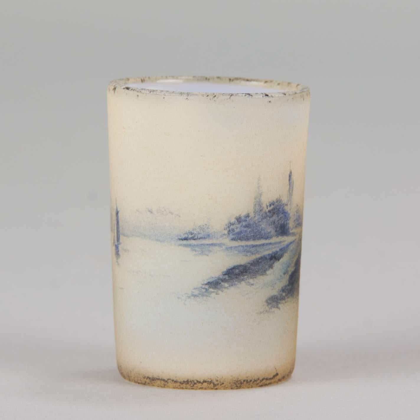 Buriné Vase en verre miniature Art Nouveau français « Paysage d'hiver allemand » de Daum Frères en vente