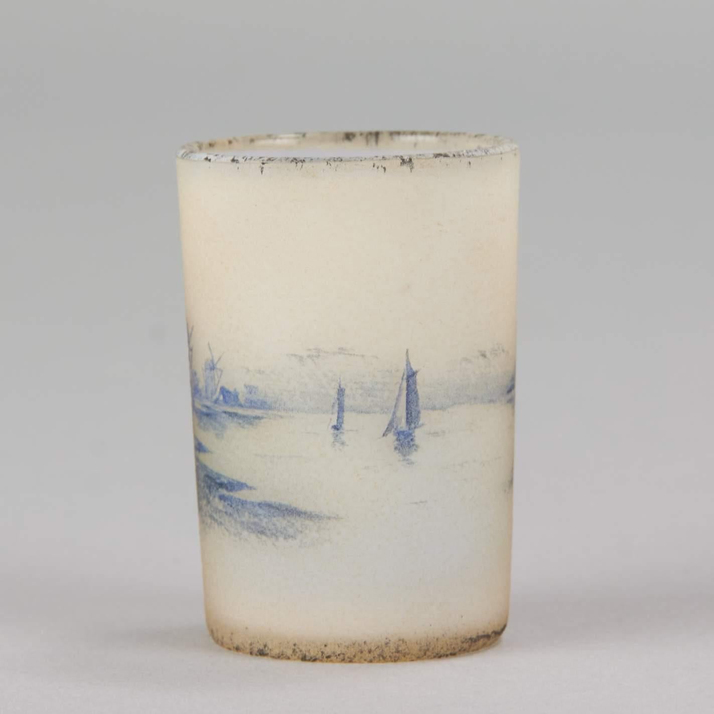 Début du 20ème siècle Vase en verre miniature Art Nouveau français « Paysage d'hiver allemand » de Daum Frères en vente