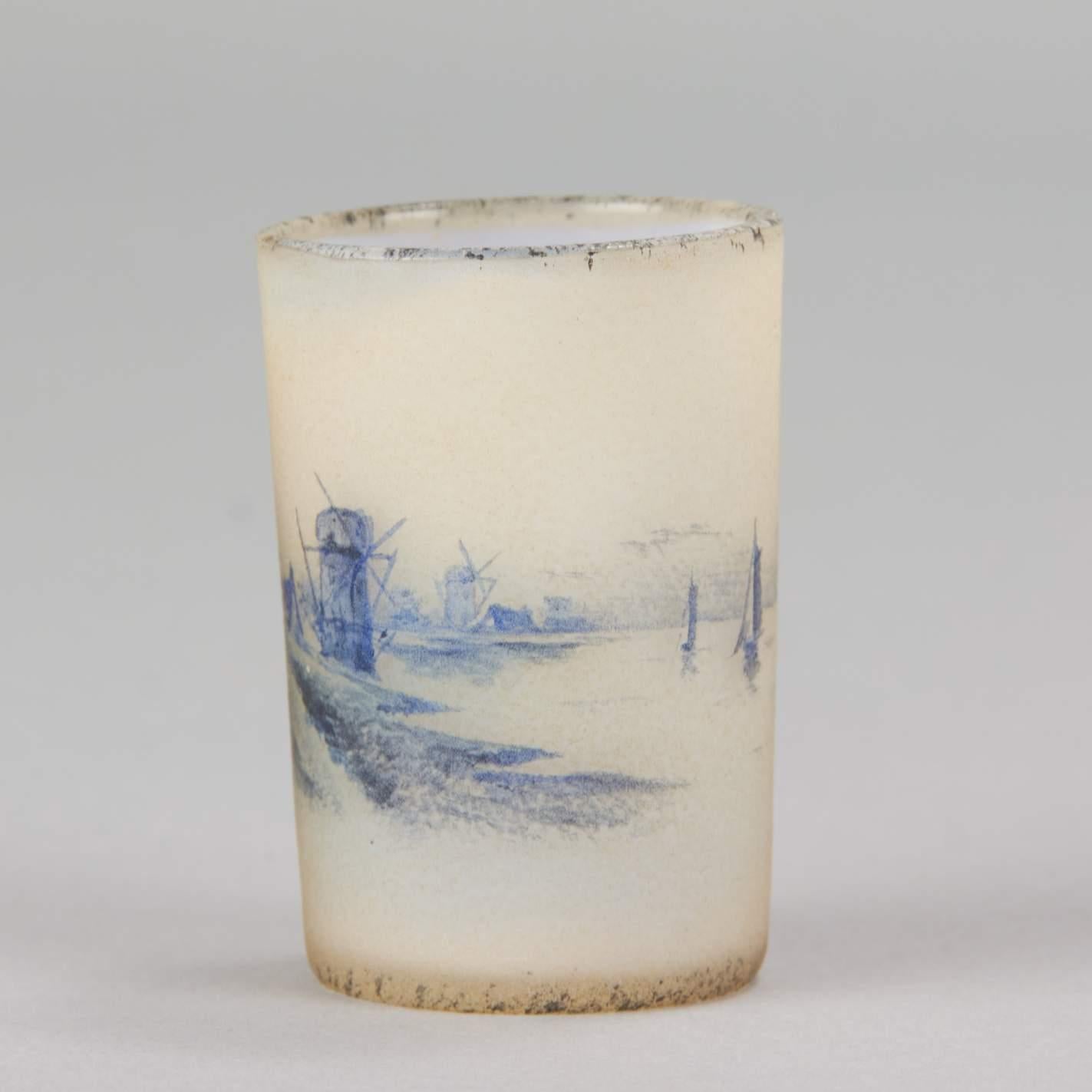 Verre Vase en verre miniature Art Nouveau français « Paysage d'hiver allemand » de Daum Frères en vente