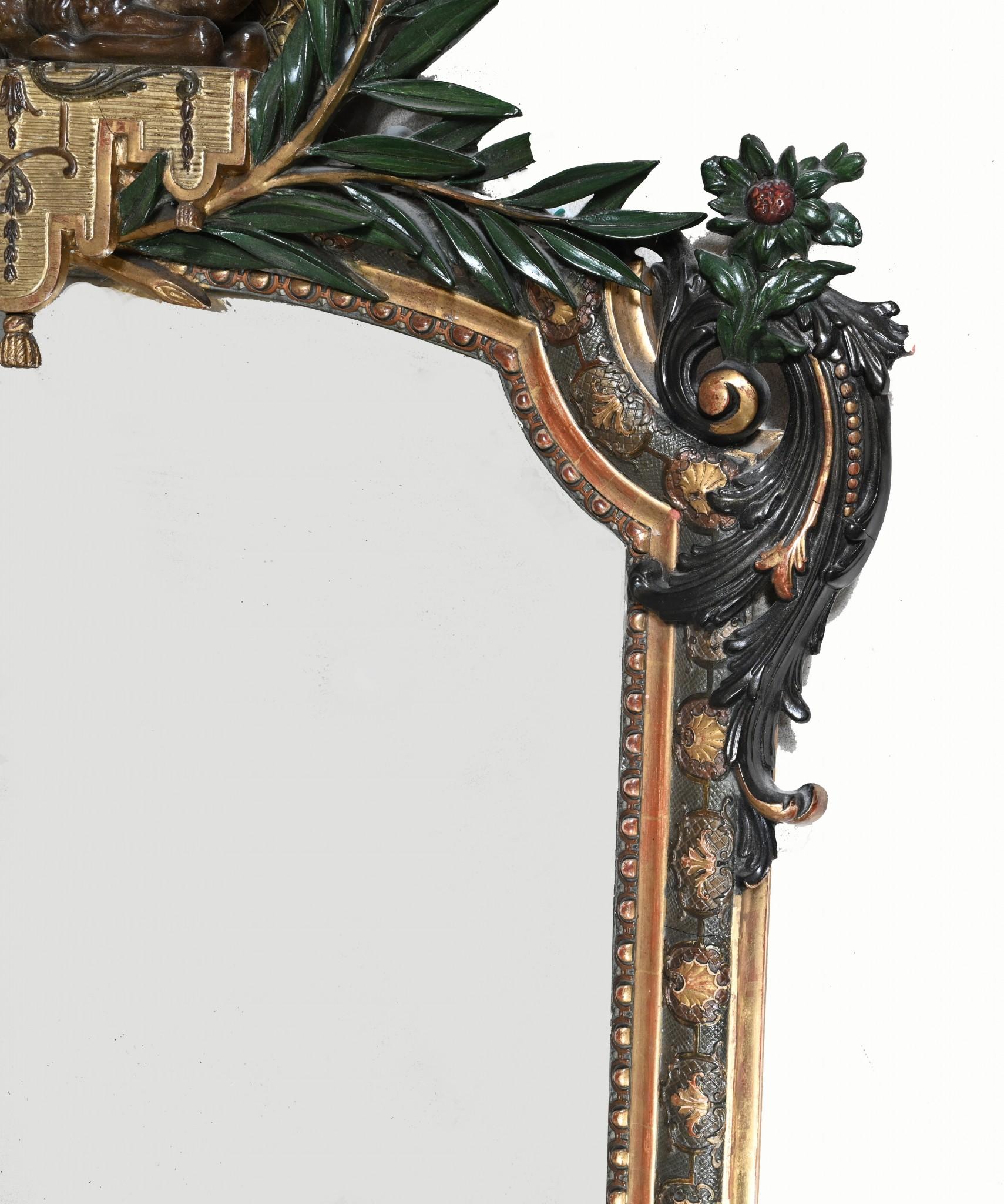 Stai visualizzando uno specchio da molo in stile Art Nouveau francese, unico nel suo genere. 
Altamente decorativo, lo specchio è stato intagliato e poi dipinto. 
In cima si trova l'esclusiva alcova rivestita in oro che ospita un cammello seduto.
Lo
