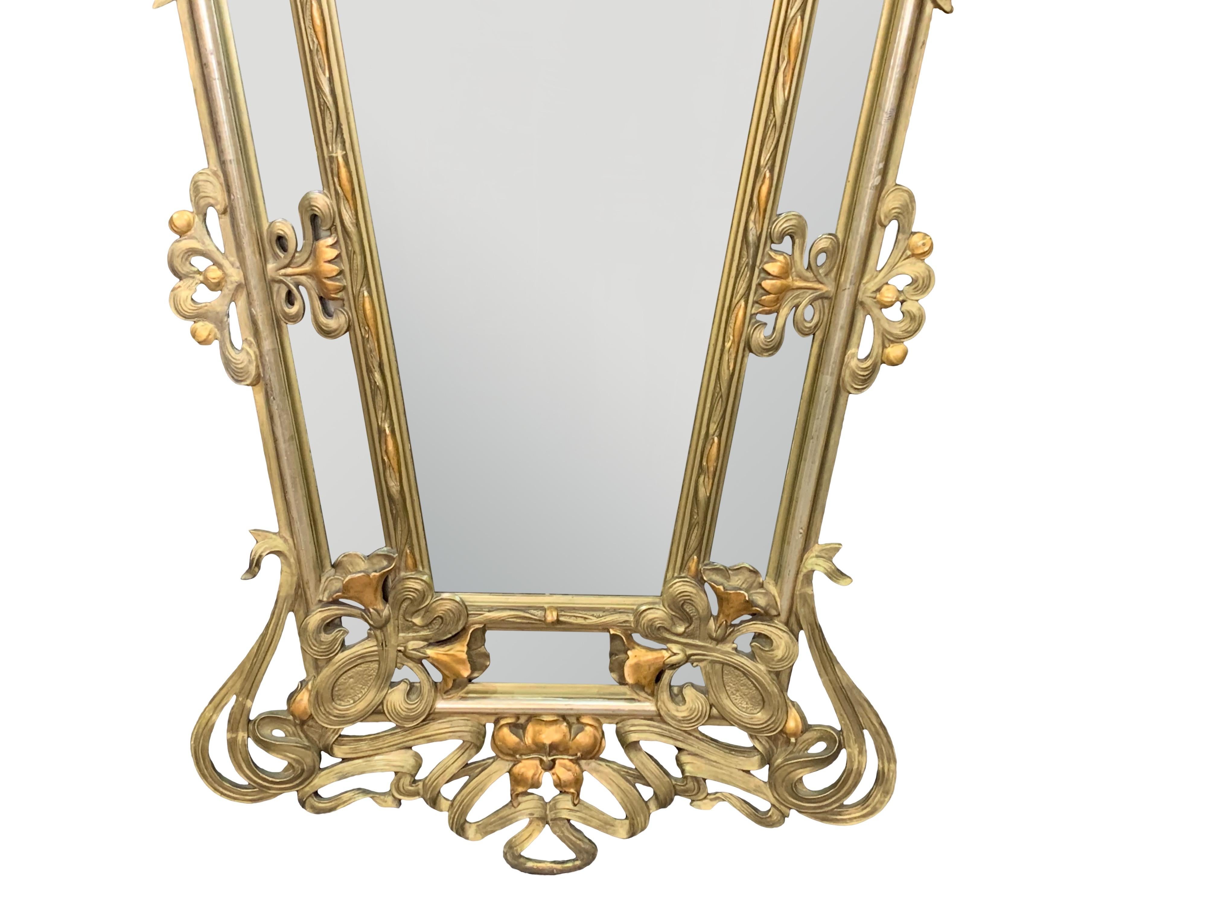 French Art Nouveau carved giltwood Mirror In Good Condition In Los Angeles, CA