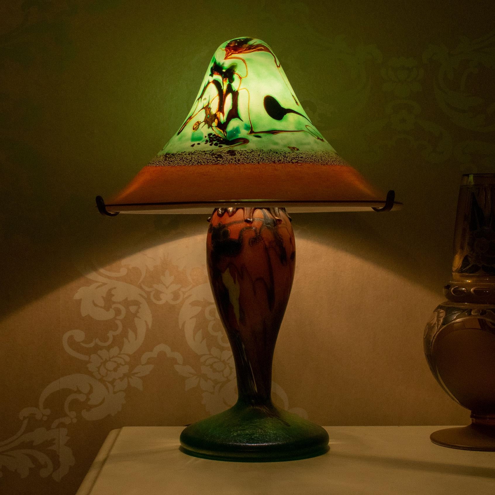 French Art Nouveau mushroom table lamp in glass of colours of green and red In Good Condition For Sale In TEYJAT, FR