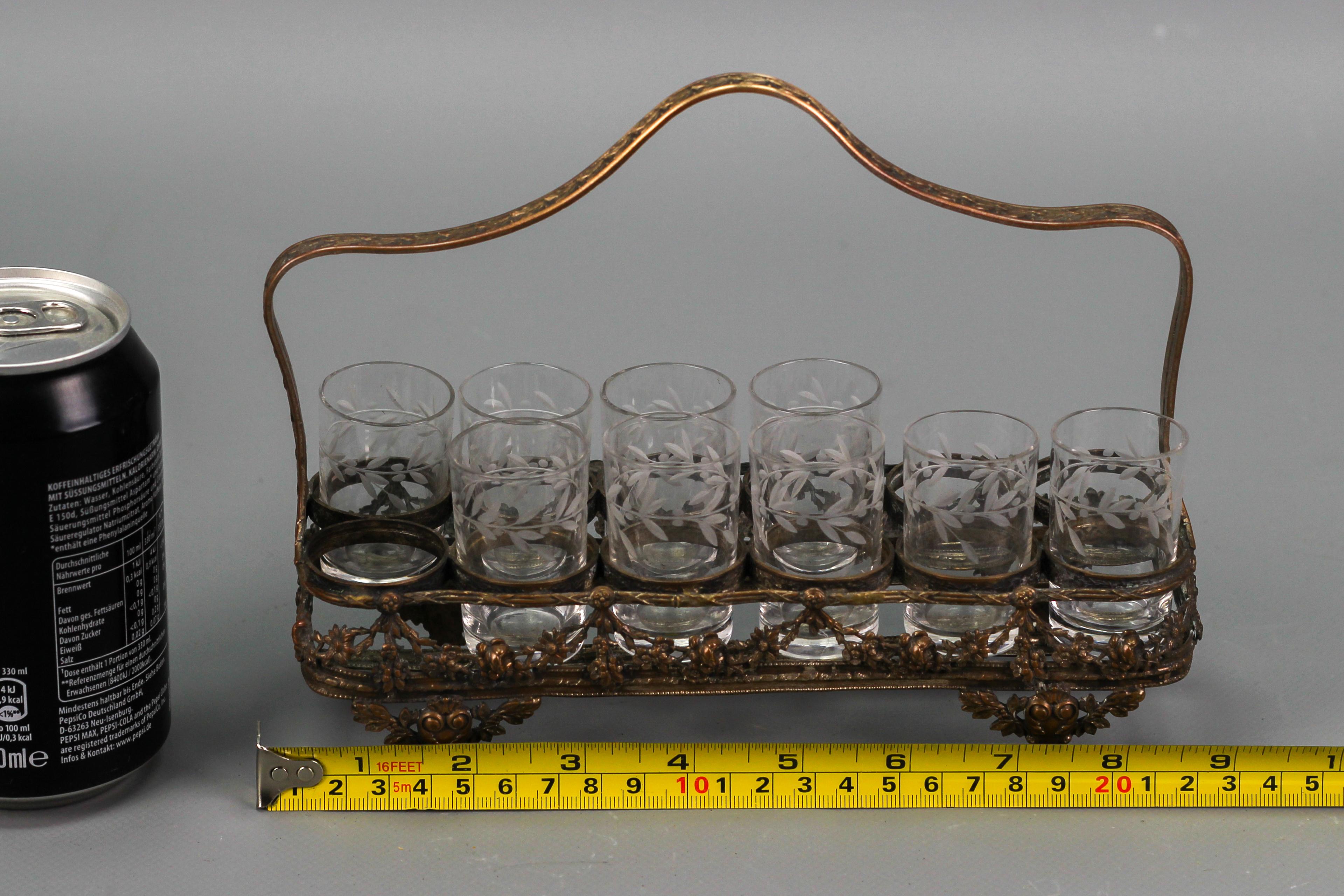 Französisches Jugendstil-Servierbesteck aus neun Gläsern und Messing mit Korb, um 1920 im Angebot 12