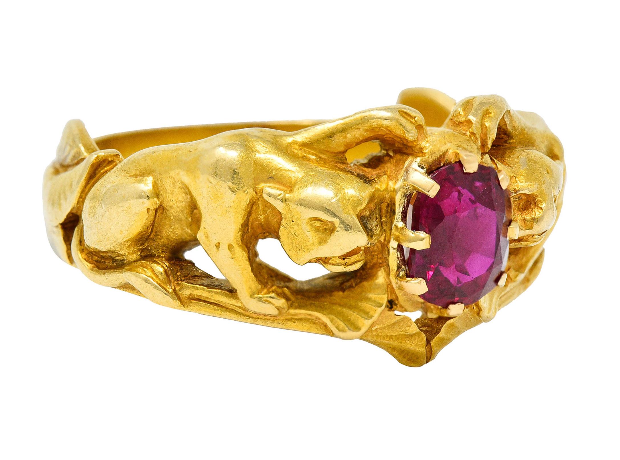 In der Mitte ein gemischter burmesischer Rubin im Ovalschliff mit einem Gewicht von 1,54 Karat

Transparent mit lebendiger und gesättigter roter Farbe und ohne Anzeichen von Hitze

Die Schultern sind wie stark gezeichnete Jaguar-Darstellungen

Mit