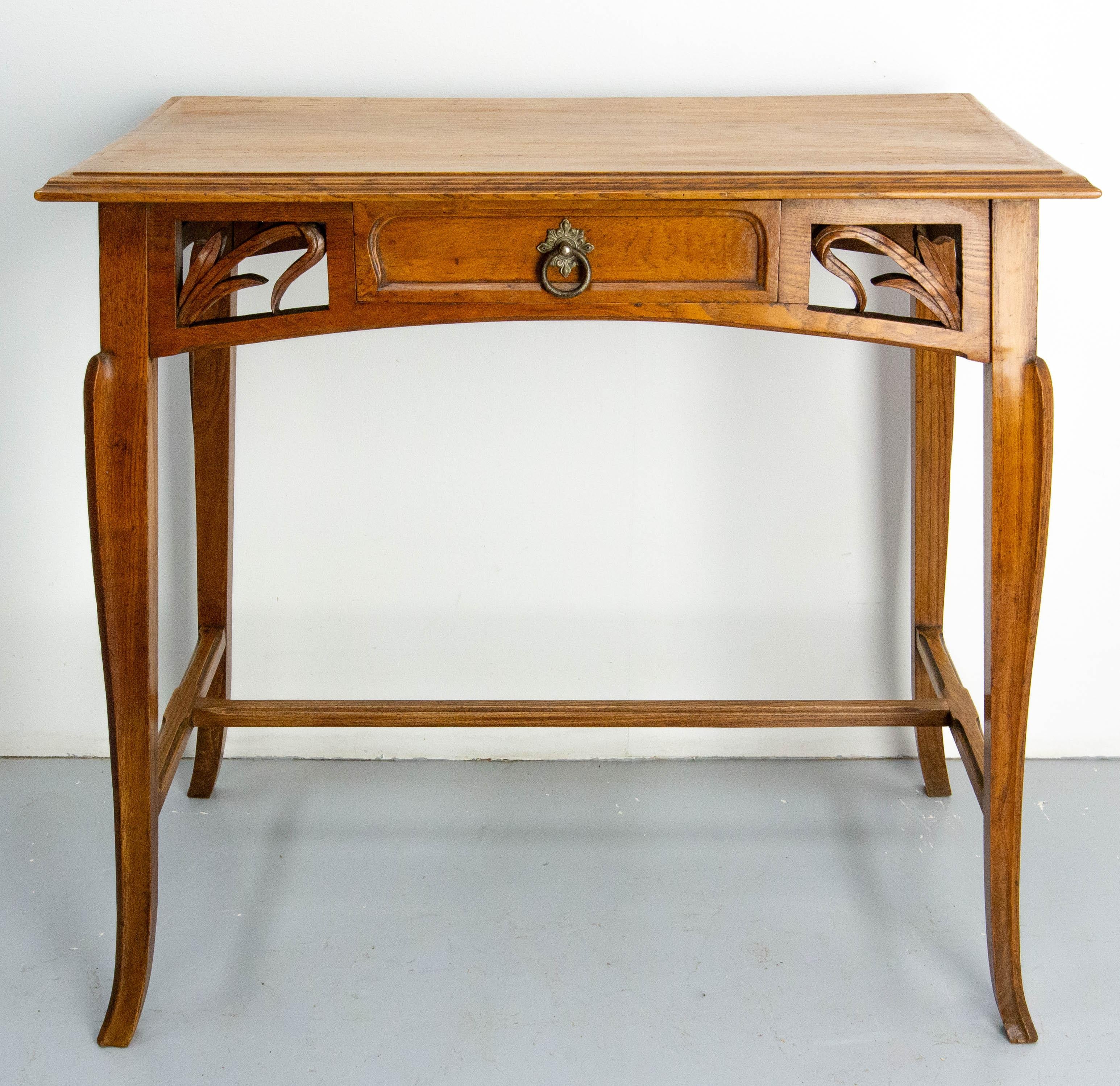 French antique oak side or writing table, circa 1900.
Made in the art Nouveau period : the carving of the drawer and of the table belt is typical of the lines of this artistic movement inspirated by nature
A small detail has been glued by our