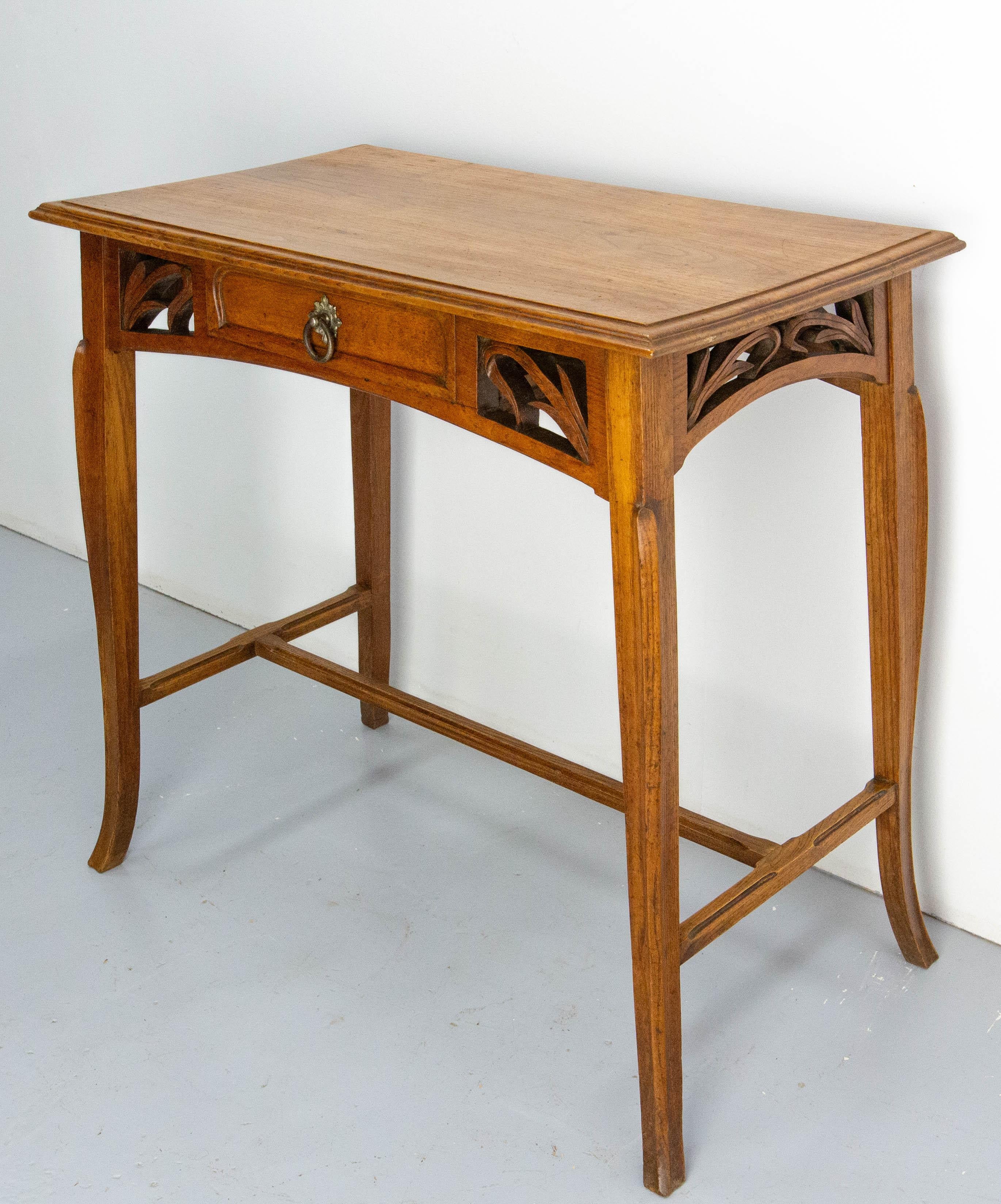 French Art Nouveau Oak Side Table Writing Table Vegetal Ornementation, c 1900 In Good Condition For Sale In Labrit, Landes
