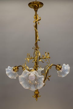 Lampadario floreale in vetro opalescente e bronzo in stile Art Nouveau francese, 1920 ca.