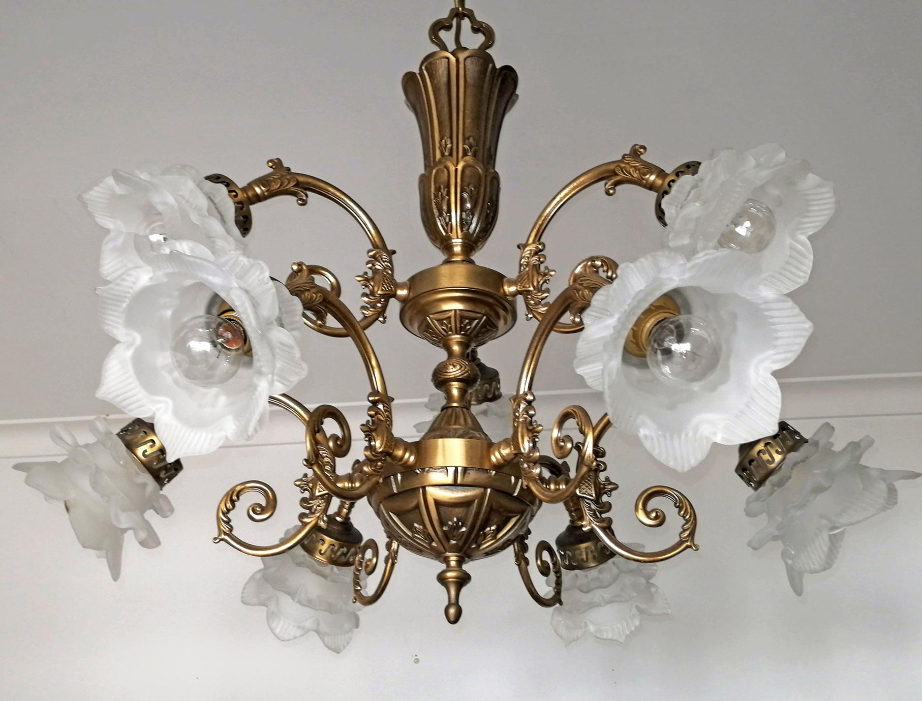 Lustre Art Nouveau et Art Déco français orné de 2 étages, abat-jour en verre satiné givré à pétales de fleurs.

Mesures : 
Diamètre 29.5 in/ 75 cm
Hauteur 33.4 in / 85 cm
Poids 15 Kg / 32 lb
9 ampoules E14 bon état de fonctionnement
Montage