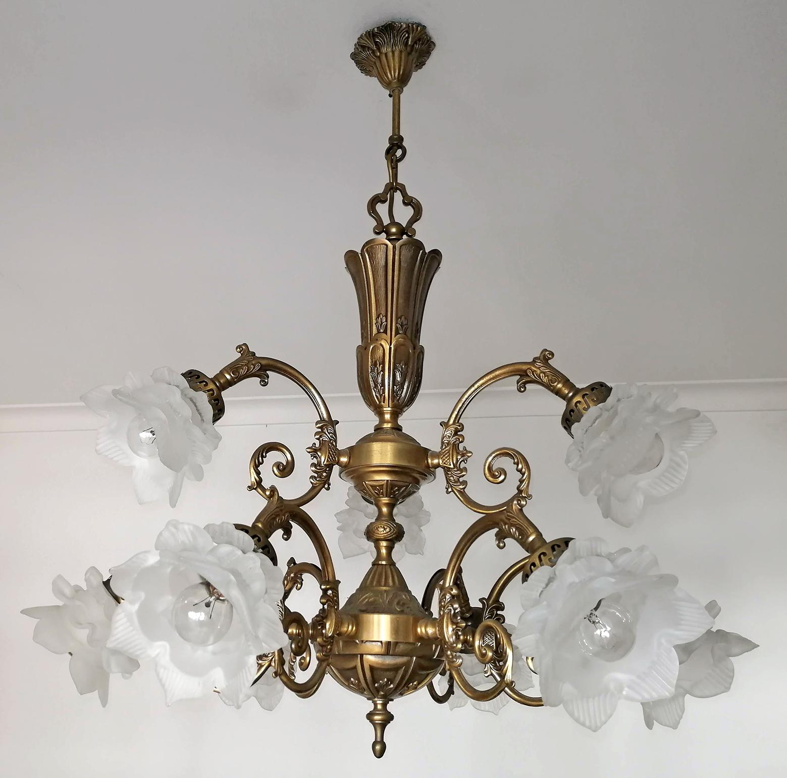 Hollywood Regency Lustre à 9 lumières Art Nouveau ou Art Déco français en verre à fleurs et laiton doré