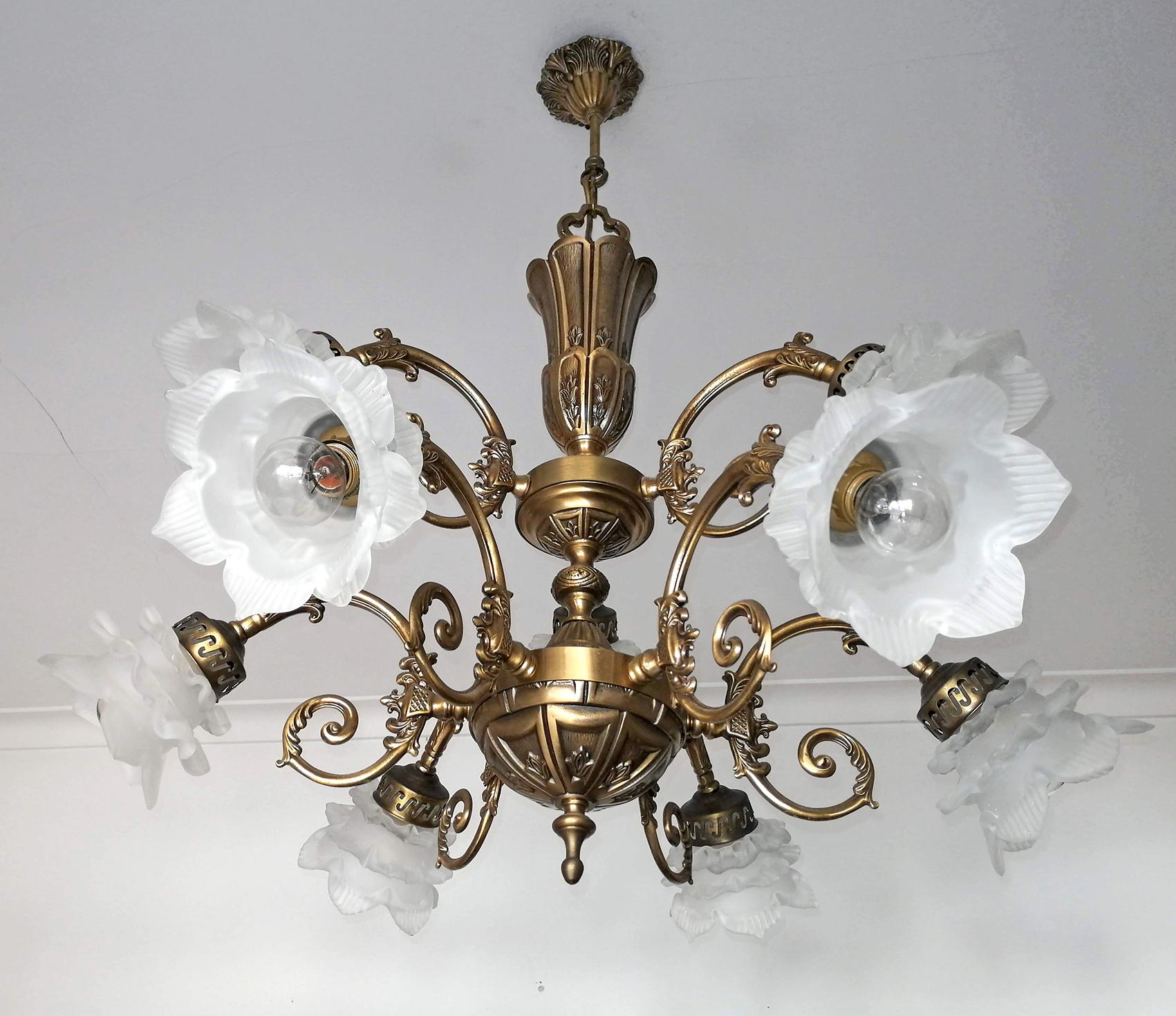 Français Lustre à 9 lumières Art Nouveau ou Art Déco français en verre à fleurs et laiton doré