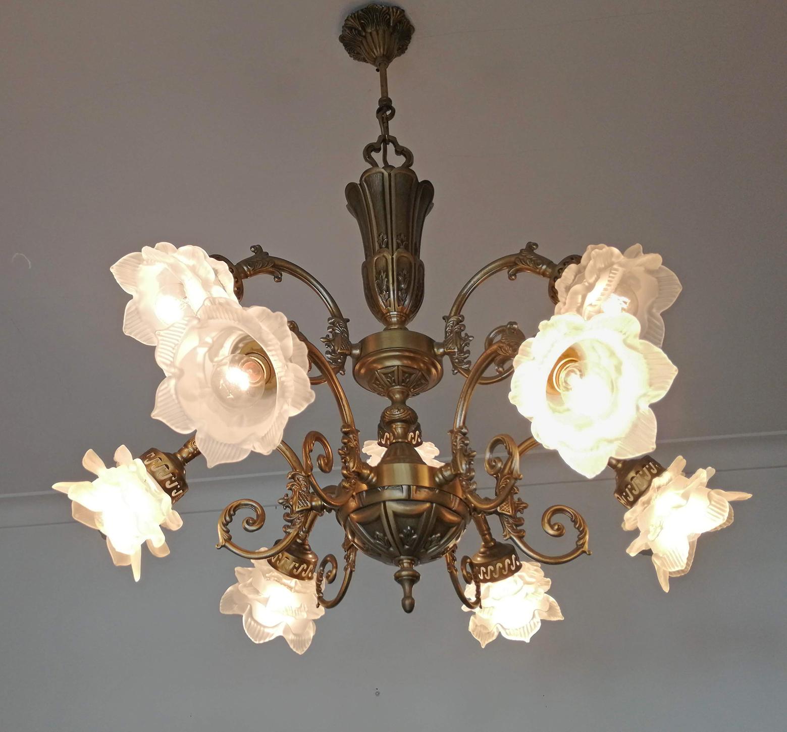 Lustre à 9 lumières Art Nouveau ou Art Déco français en verre à fleurs et laiton doré Bon état à Coimbra, PT