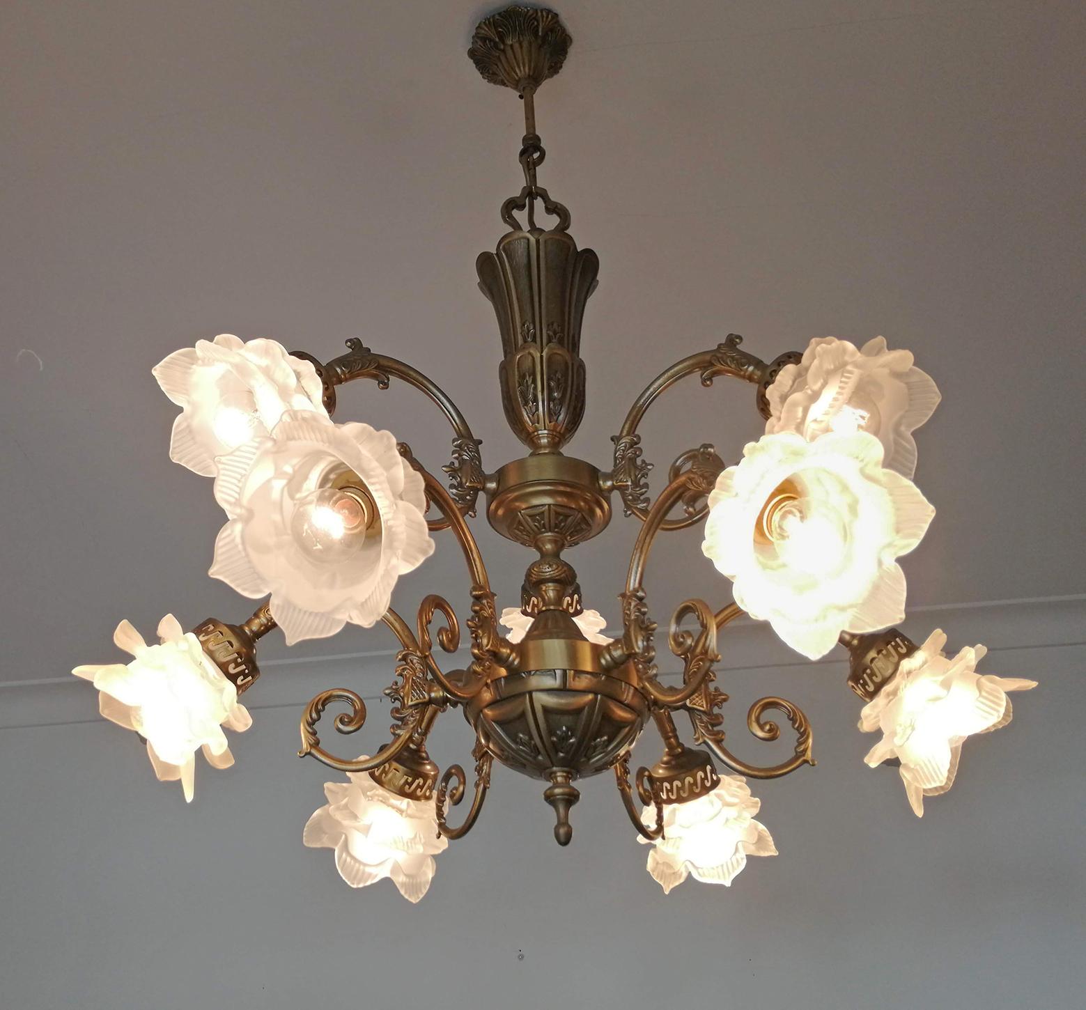 French Art Nouveau or Art Deco Art Glass Flower & Gilt Brass 9-Light Chandelier In Good Condition For Sale In Coimbra, PT