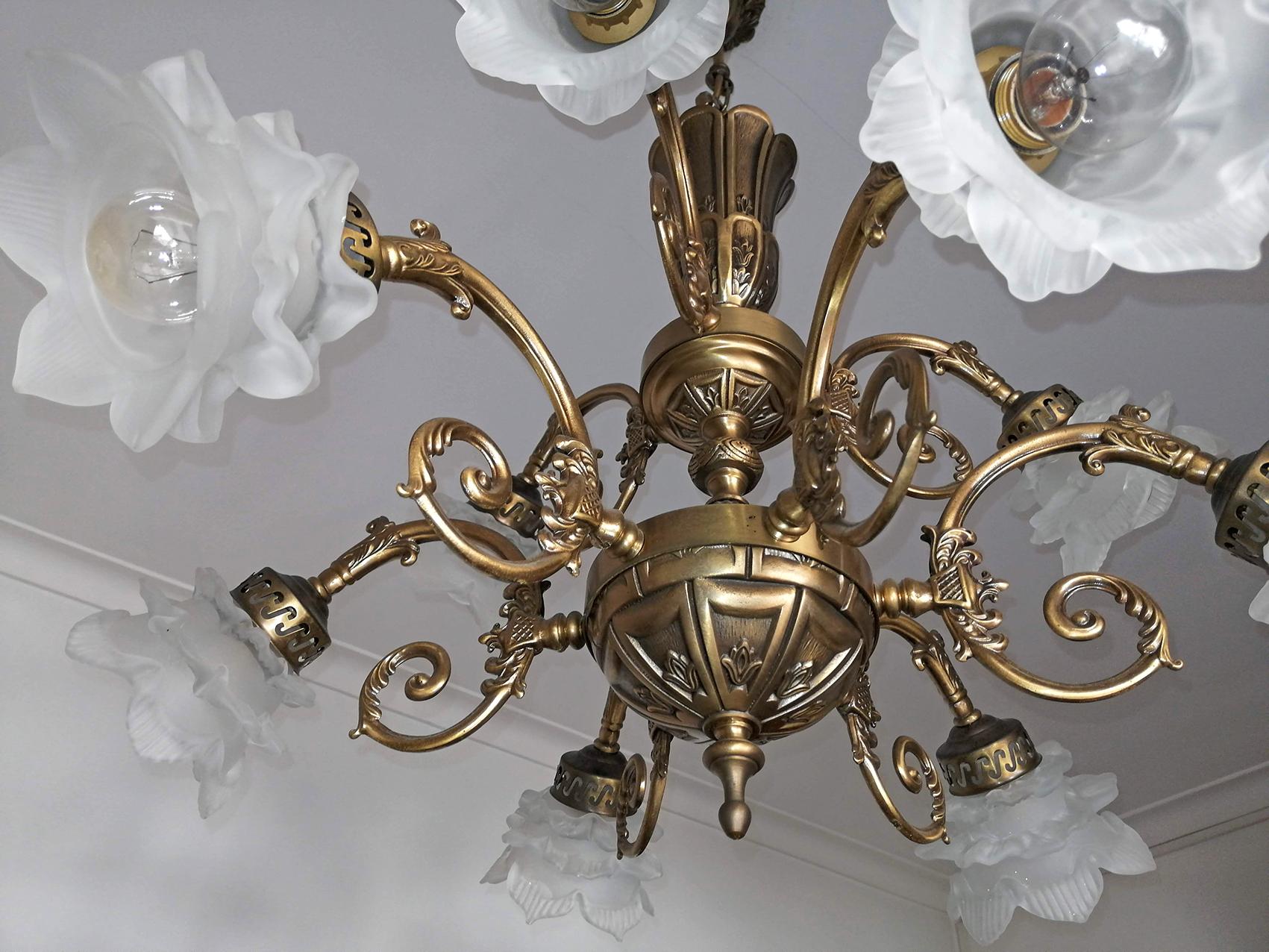 French Art Nouveau or Art Deco Art Glass Flower & Gilt Brass 9-Light Chandelier In Good Condition For Sale In Coimbra, PT