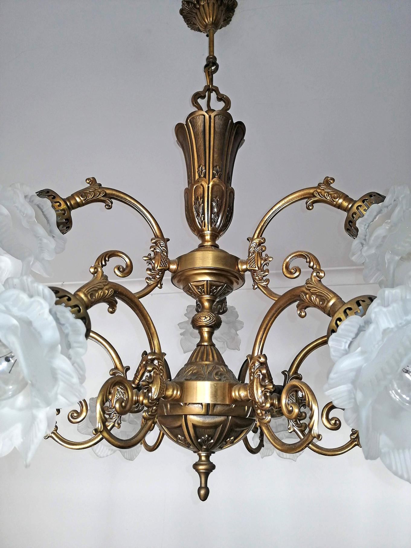 9-Licht-Kronleuchter aus vergoldetem Messing, Französischer Art nouveau- oder Art-déco-Kunstglas mit Blumenmotiv im Angebot 3