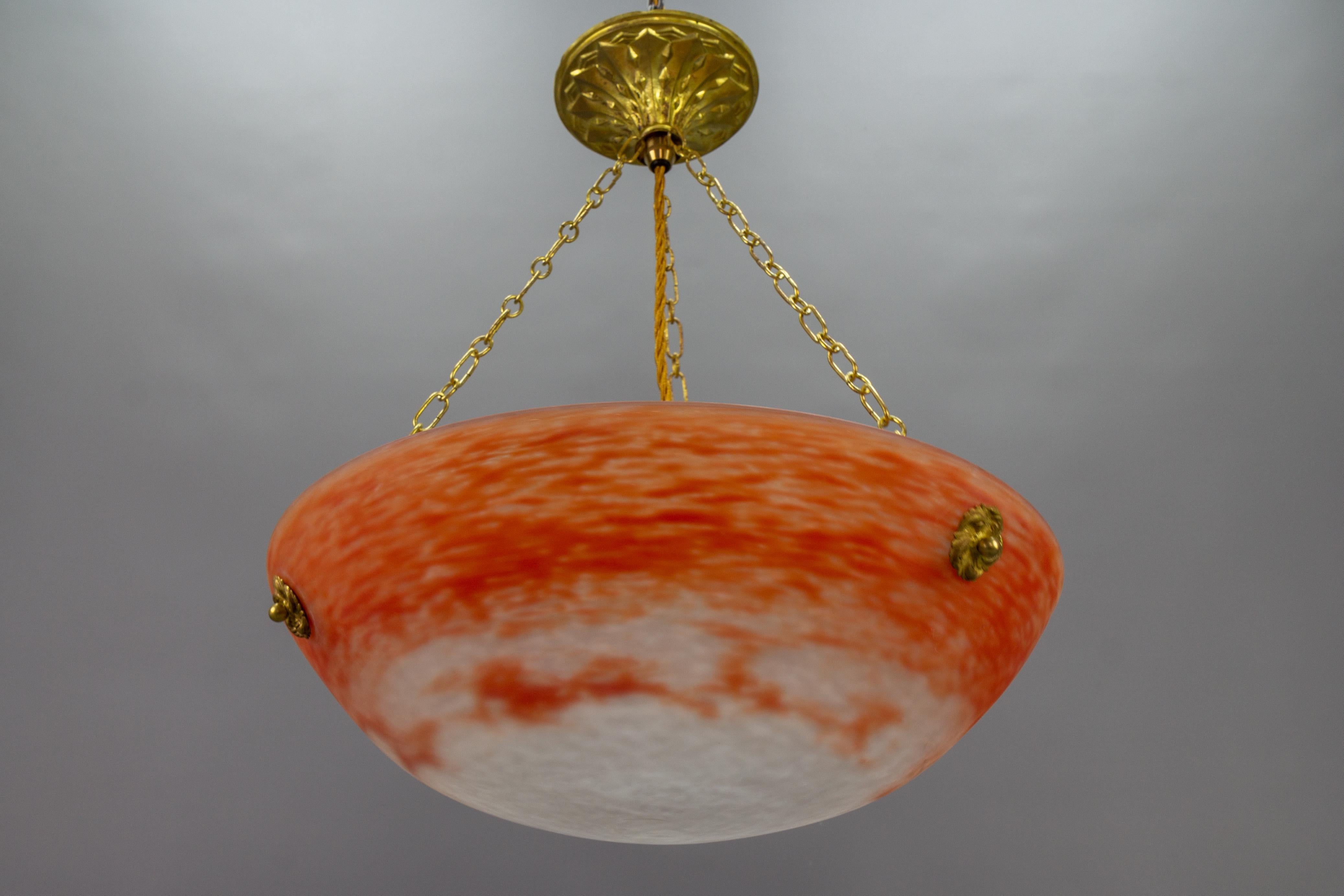 Français Lampe à suspension Art nouveau français en verre orange et blanc signée Noverdy, années 1920 en vente