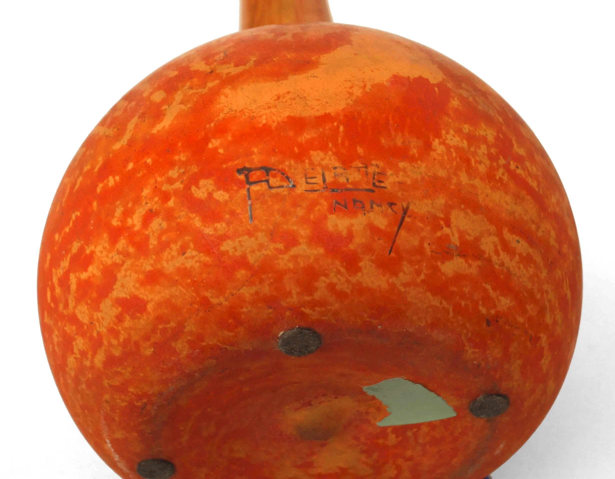 Français Vase en verre orange Art nouveau français en vente