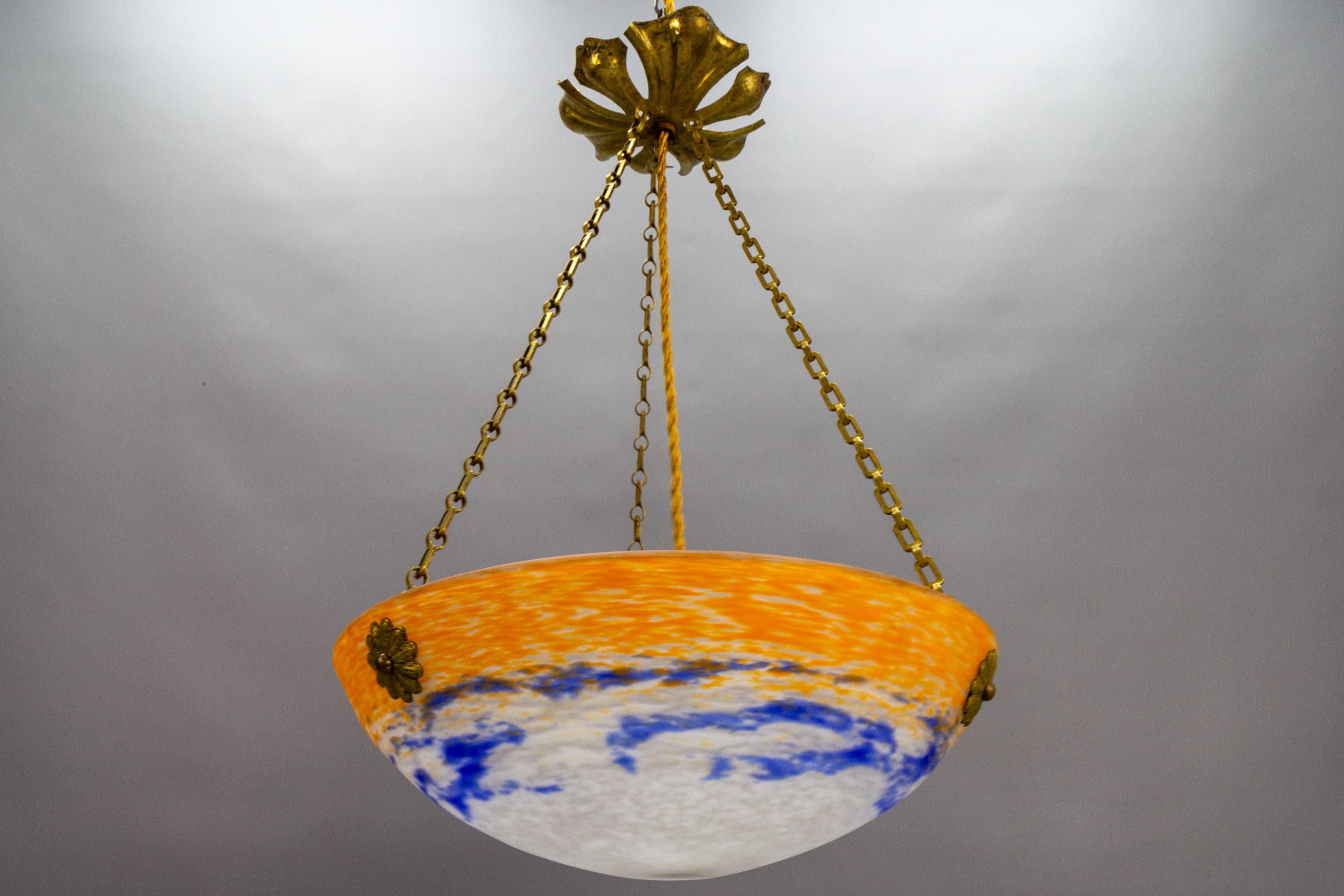 Suspension Art Nouveau en verre Pâte de Verre orange, blanc et bleu, signée 
