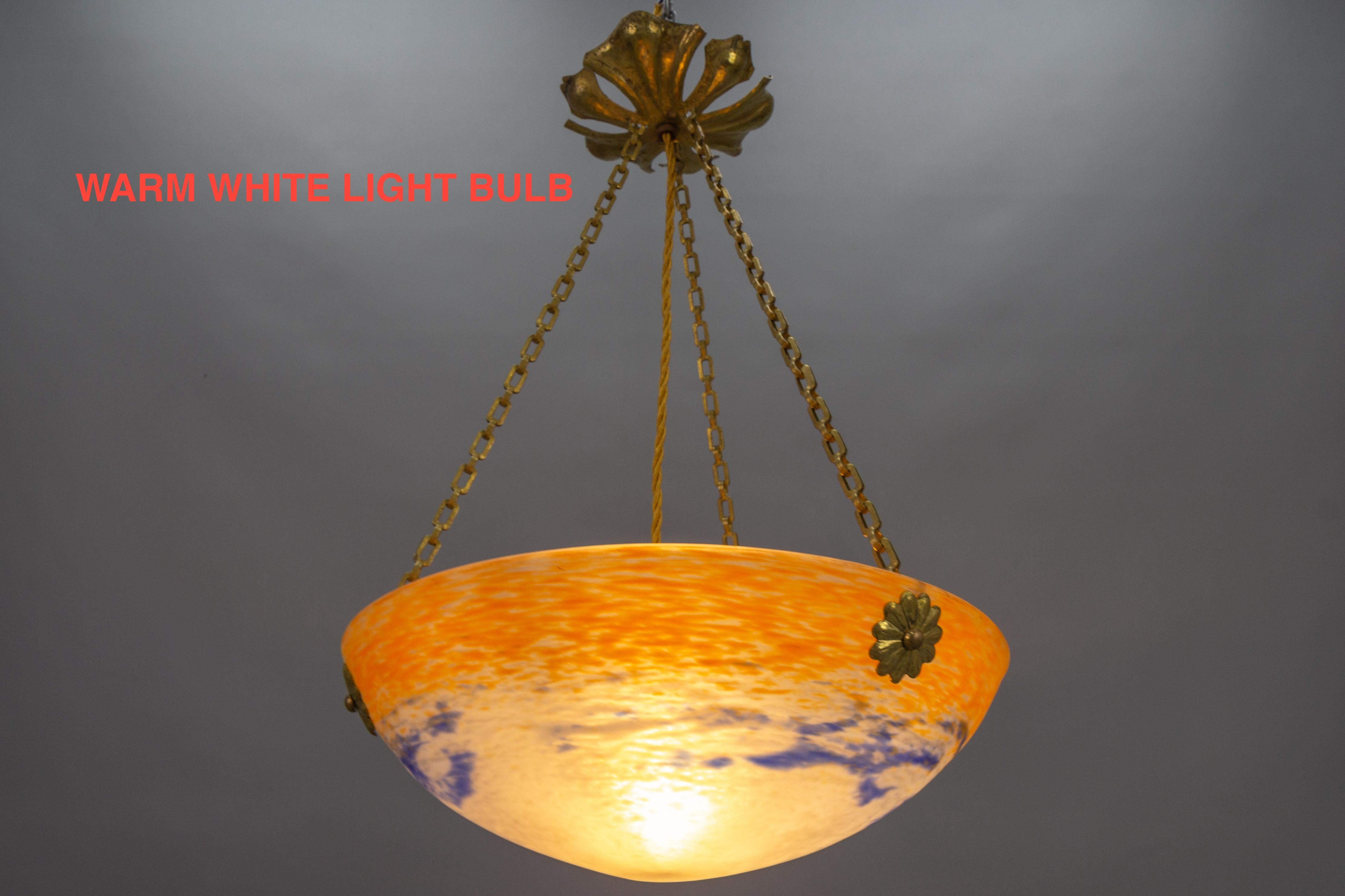 Début du 20ème siècle Lampe à suspension Art nouveau français en verre orange, blanc et bleu par Noverdy, années 1920 en vente