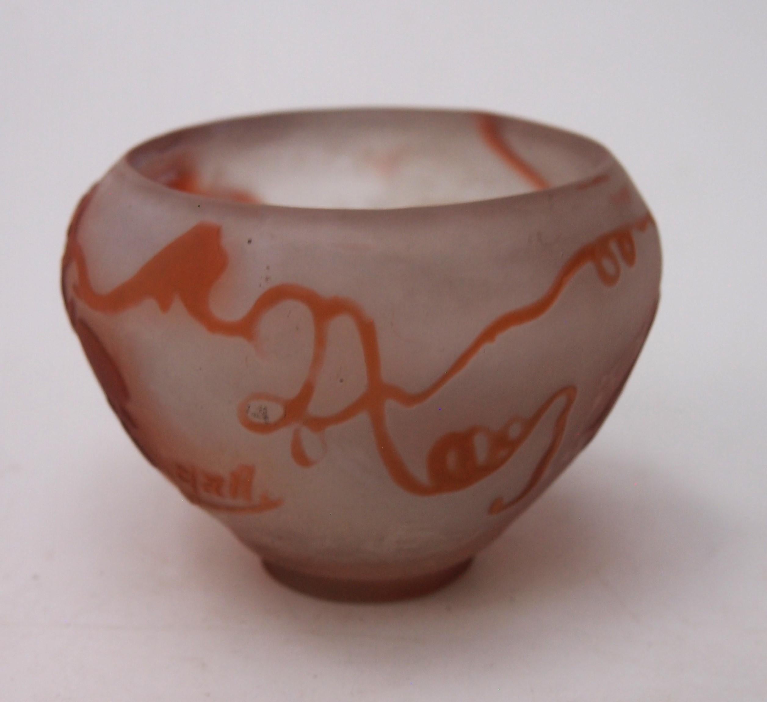 Classico vaso cammeo Emile Galle di colore arancione su bianco opaco e trasparente, con una forma classica che raffigura rami e uva o bacche. -La forma è spesso chiamata 