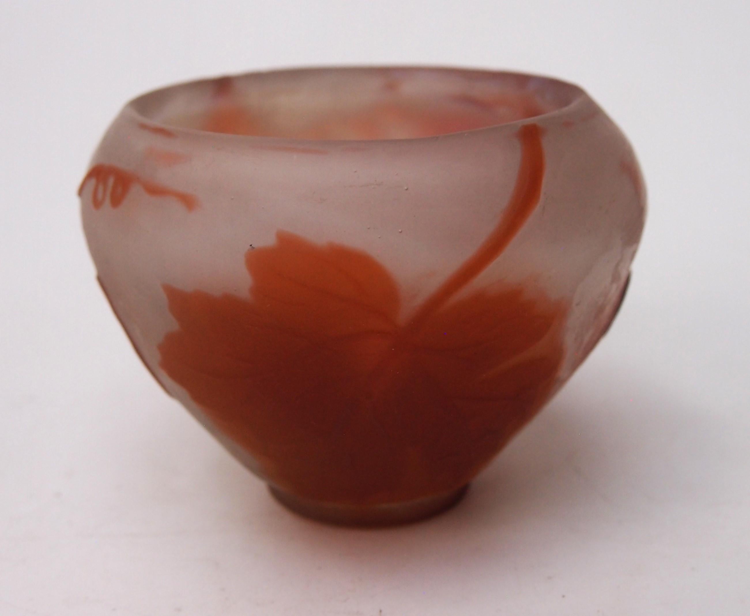 Art Nouveau Galle Art Glass Emile Galle Cameo, vaso in vetro arancione e bianco, forma da cerimonia per il tè in vendita