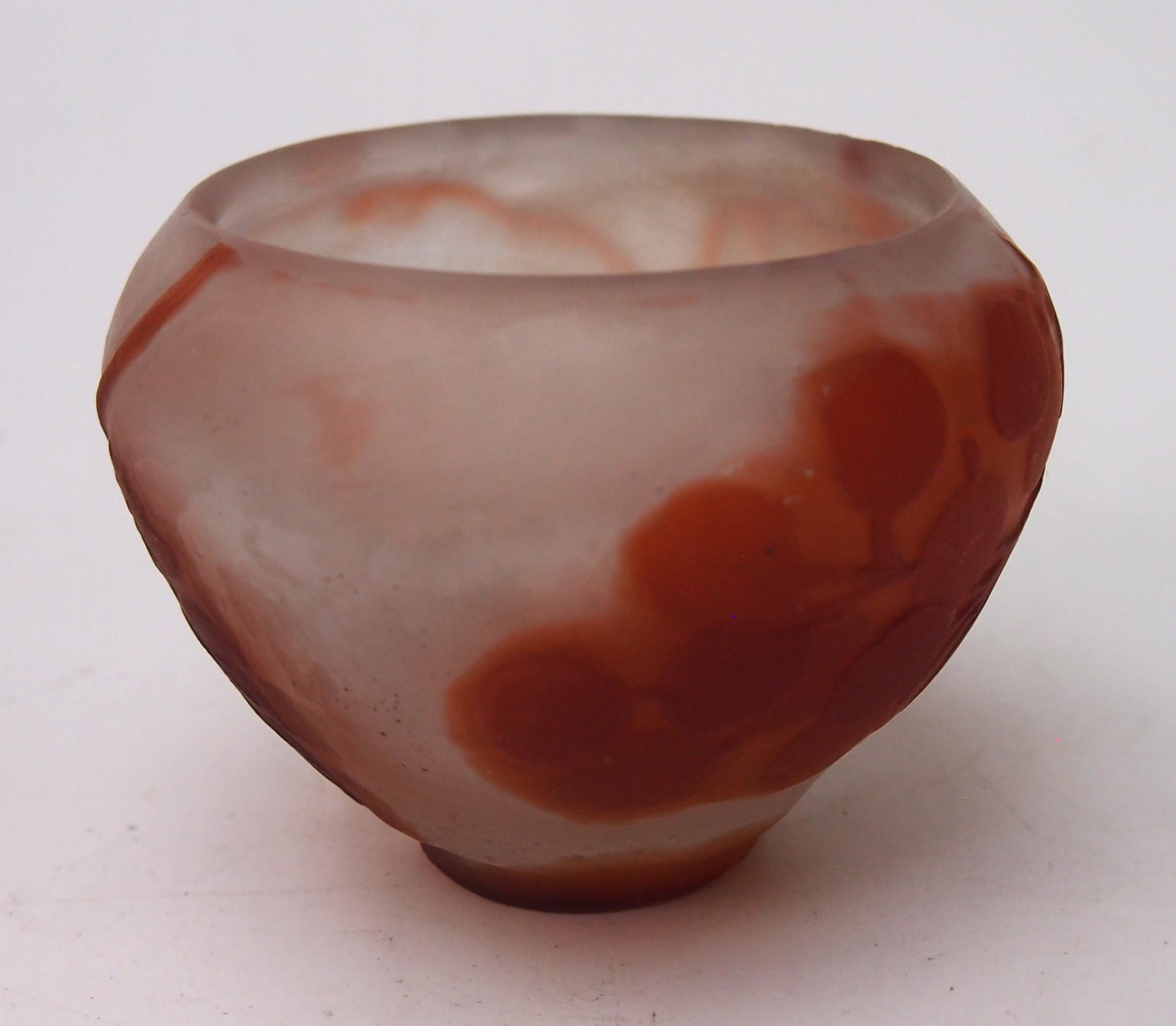 Francese Galle Art Glass Emile Galle Cameo, vaso in vetro arancione e bianco, forma da cerimonia per il tè in vendita