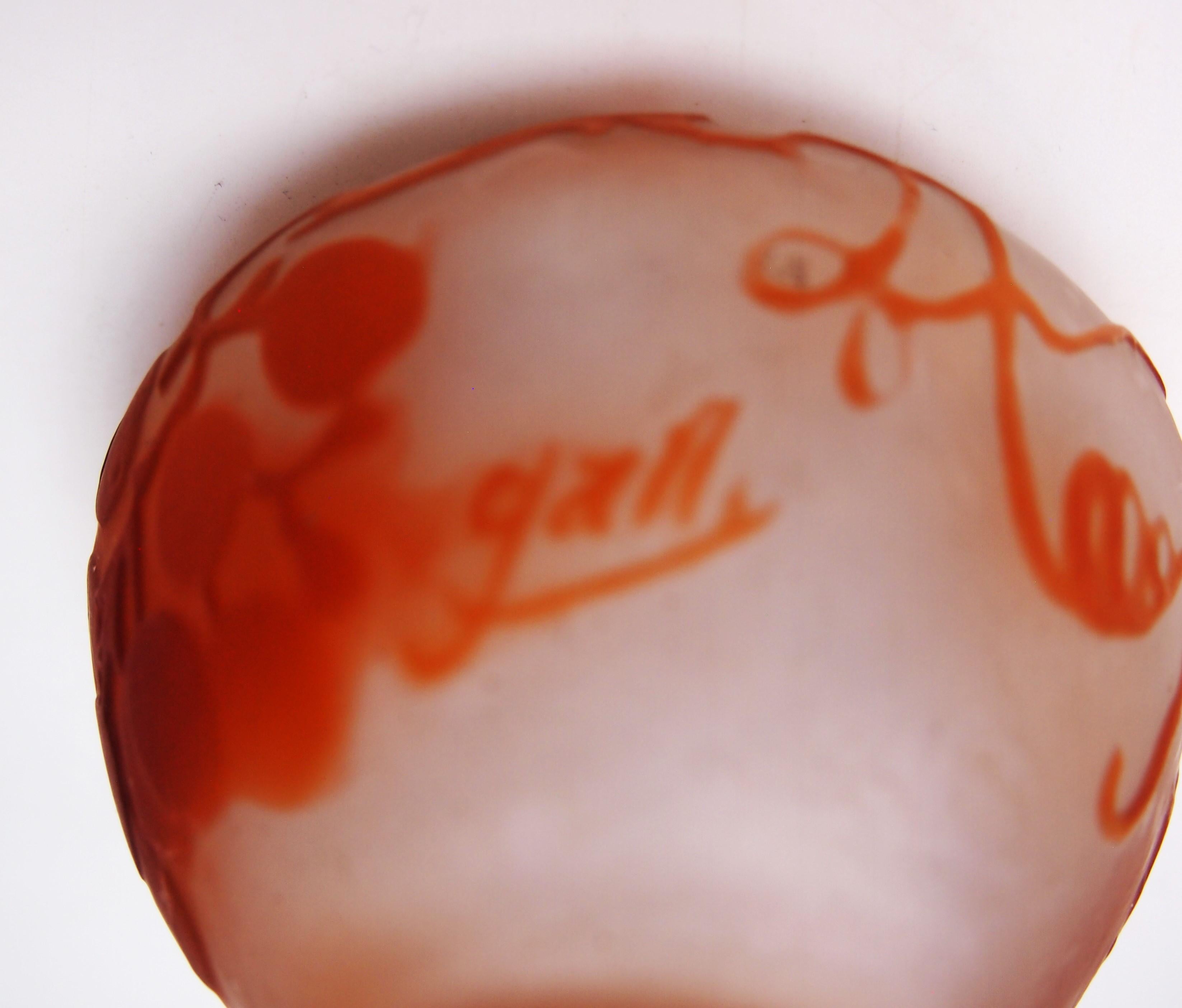 Inizio XX secolo Galle Art Glass Emile Galle Cameo, vaso in vetro arancione e bianco, forma da cerimonia per il tè in vendita