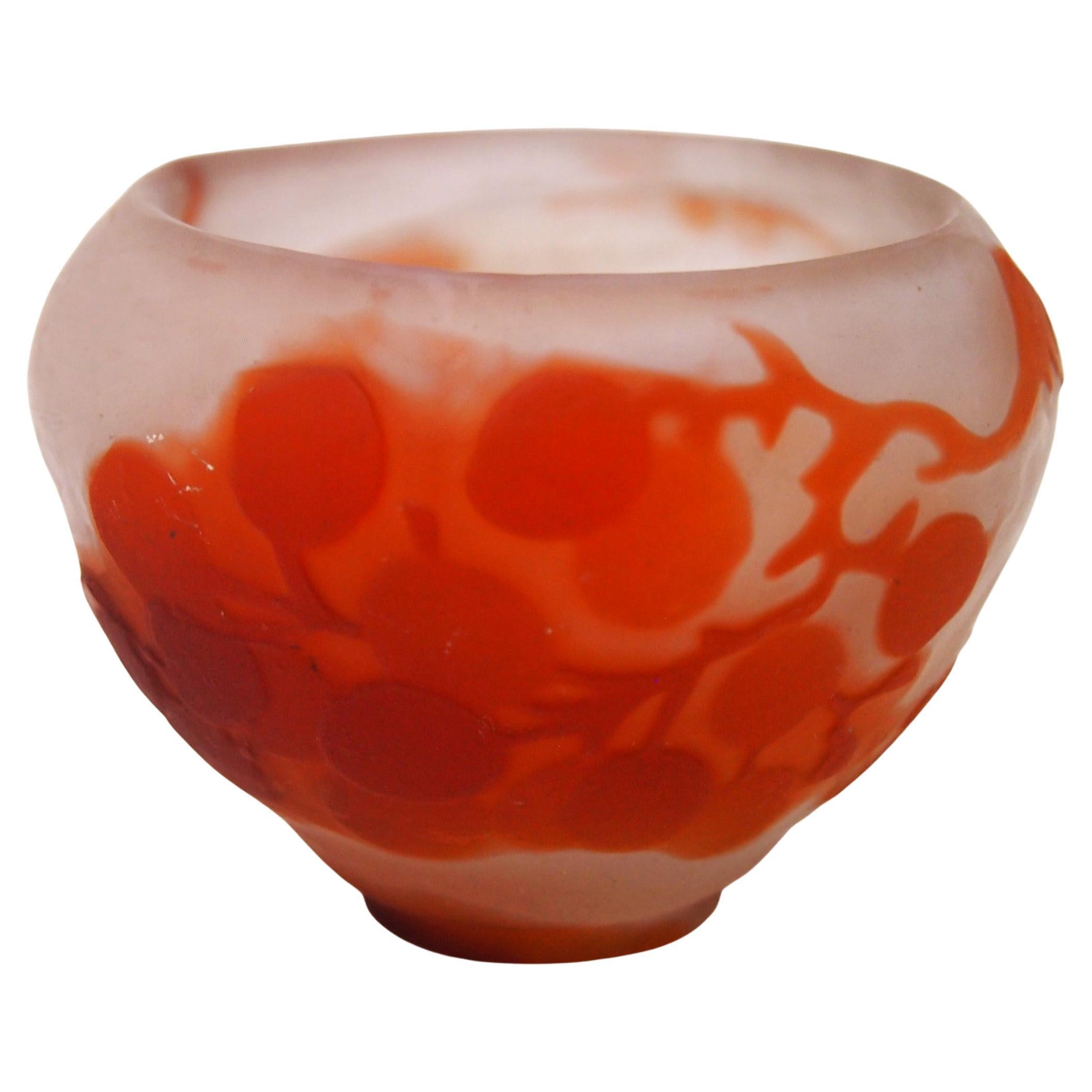 Galle Art Glass Emile Galle Cameo, vaso in vetro arancione e bianco, forma da cerimonia per il tè in vendita