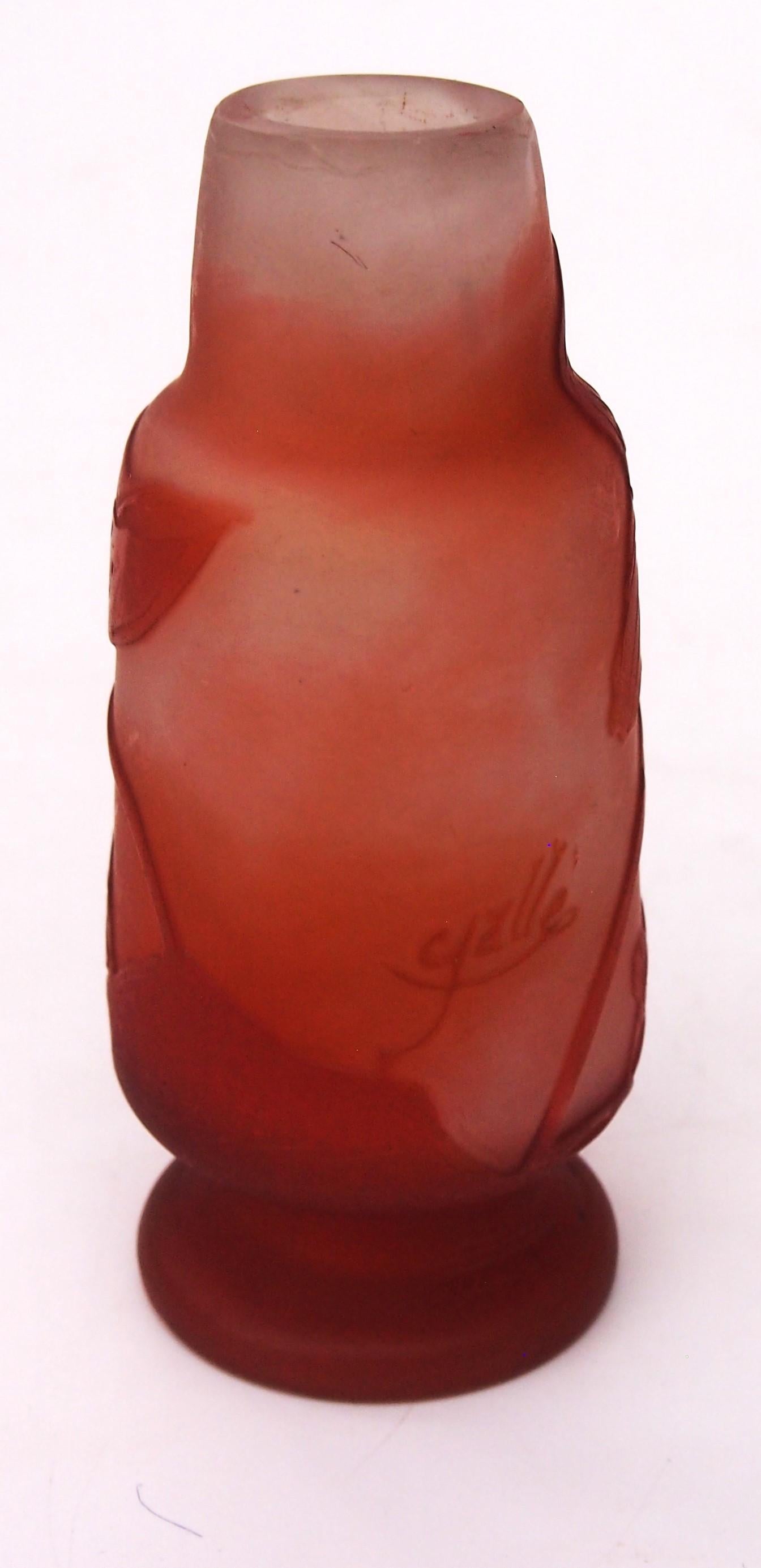 Jarrón francés Art Nouveau de vidrio camafeo naranja-blanco de Emile Galle con capuchina Francés