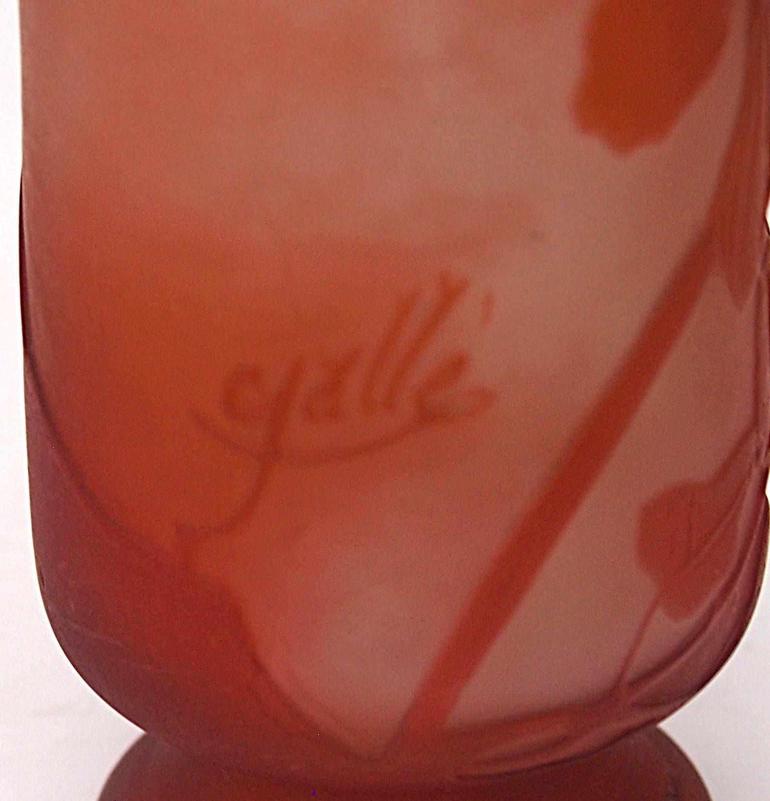 Jarrón francés Art Nouveau de vidrio camafeo naranja-blanco de Emile Galle con capuchina principios del siglo XX