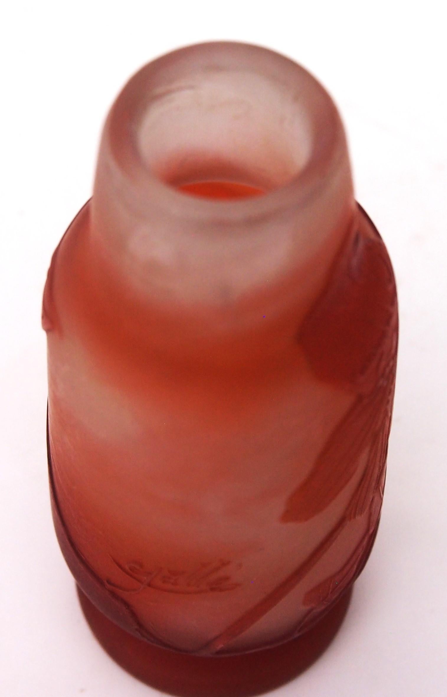 Jarrón francés Art Nouveau de vidrio camafeo naranja-blanco de Emile Galle con capuchina Vidrio artístico