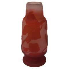 Jarrón francés Art Nouveau de vidrio camafeo naranja-blanco de Emile Galle con capuchina