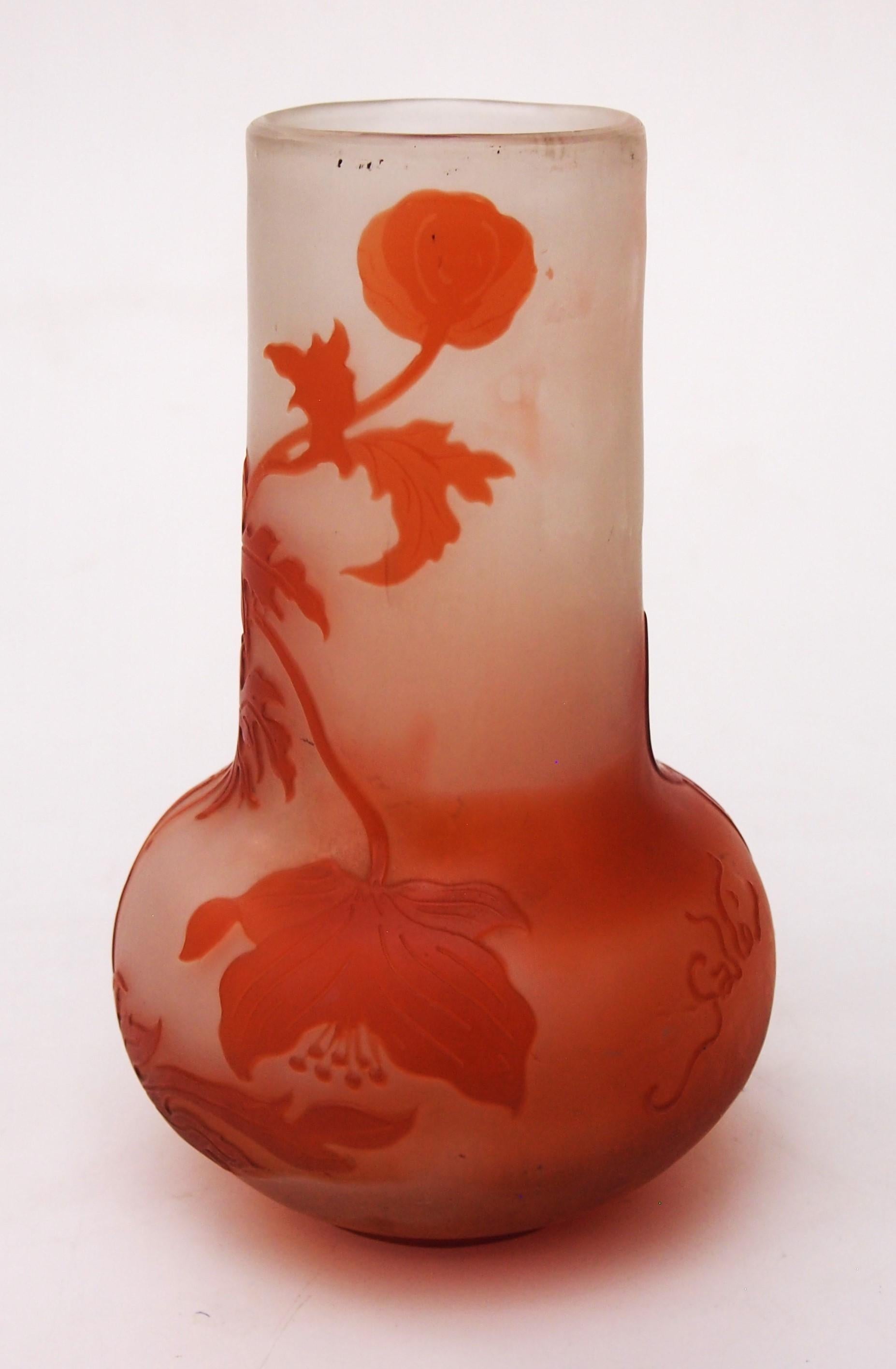 Raro jarrón camafeo naranja sobre transparente de los primeros tiempos de Emile Galle, con la clásica forma de jarrón de bola y astil, decorado con flores silvestres, incluido un capullo o una hoja que caen libremente (una imagen clásica de los