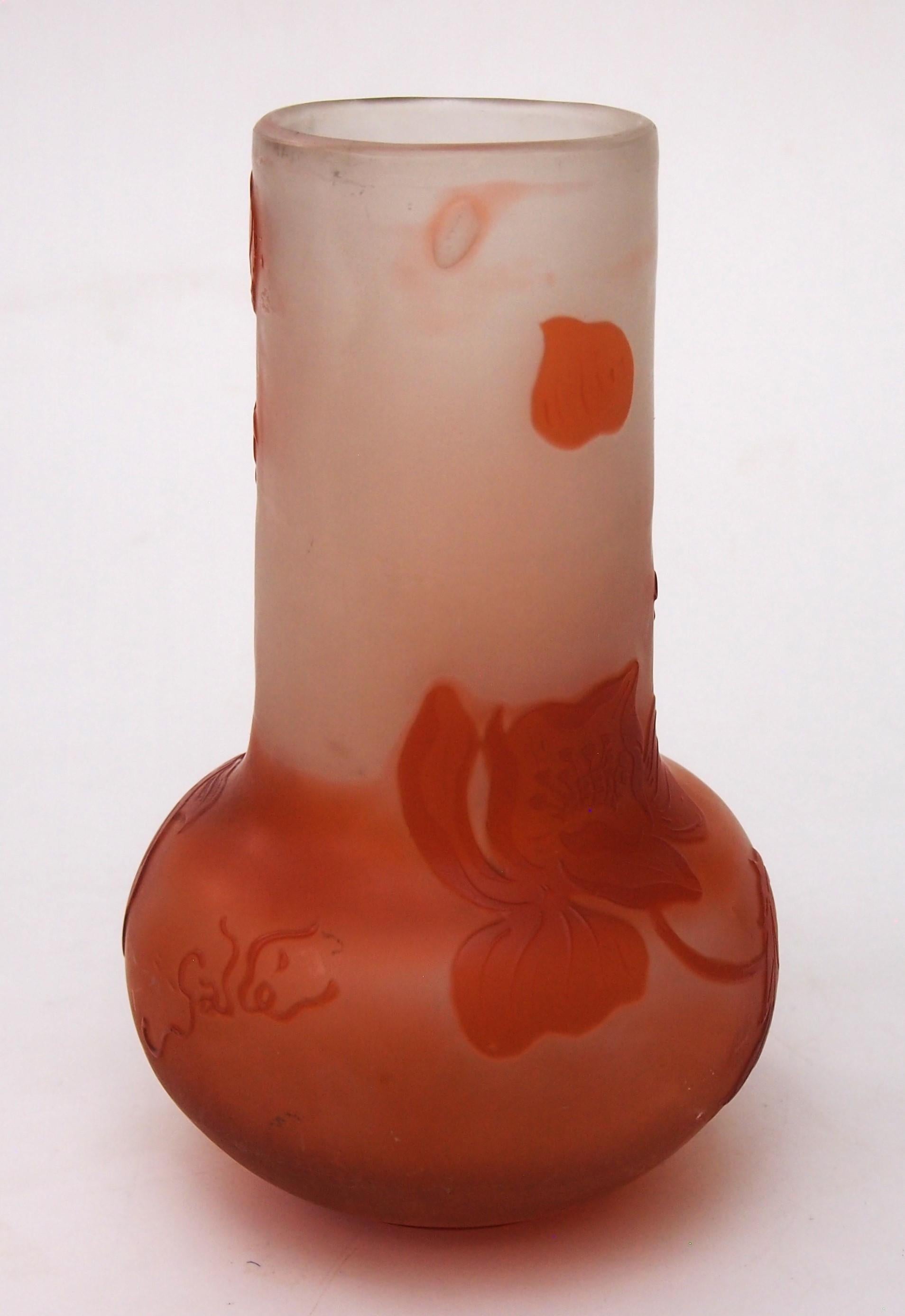 Jarrón francés Art Nouveau de vidrio camafeo naranja-blanco Emile Galle con flores silvestres Francés