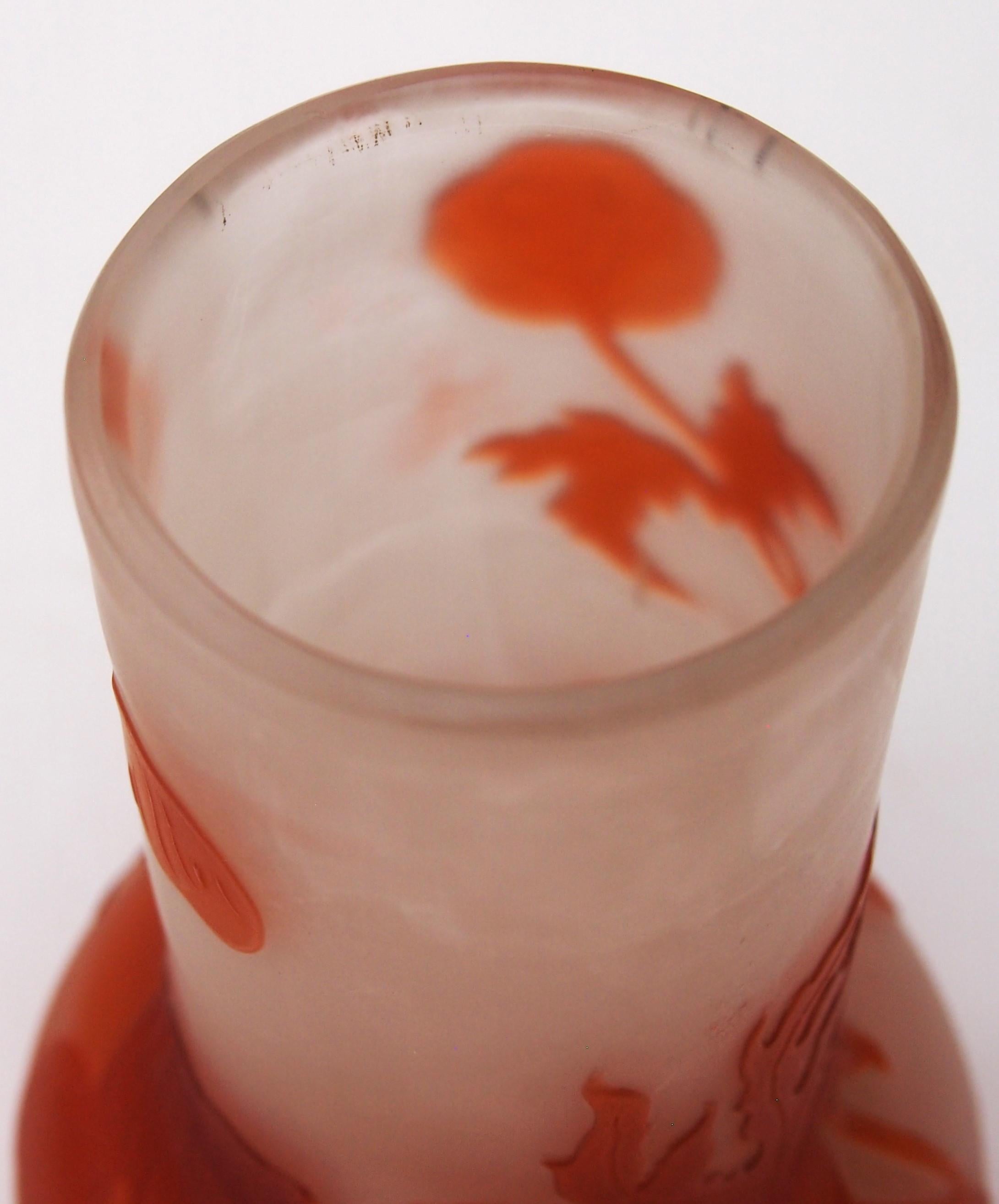 Jarrón francés Art Nouveau de vidrio camafeo naranja-blanco Emile Galle con flores silvestres principios del siglo XX