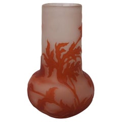 Jarrón francés Art Nouveau de vidrio camafeo naranja-blanco Emile Galle con flores silvestres