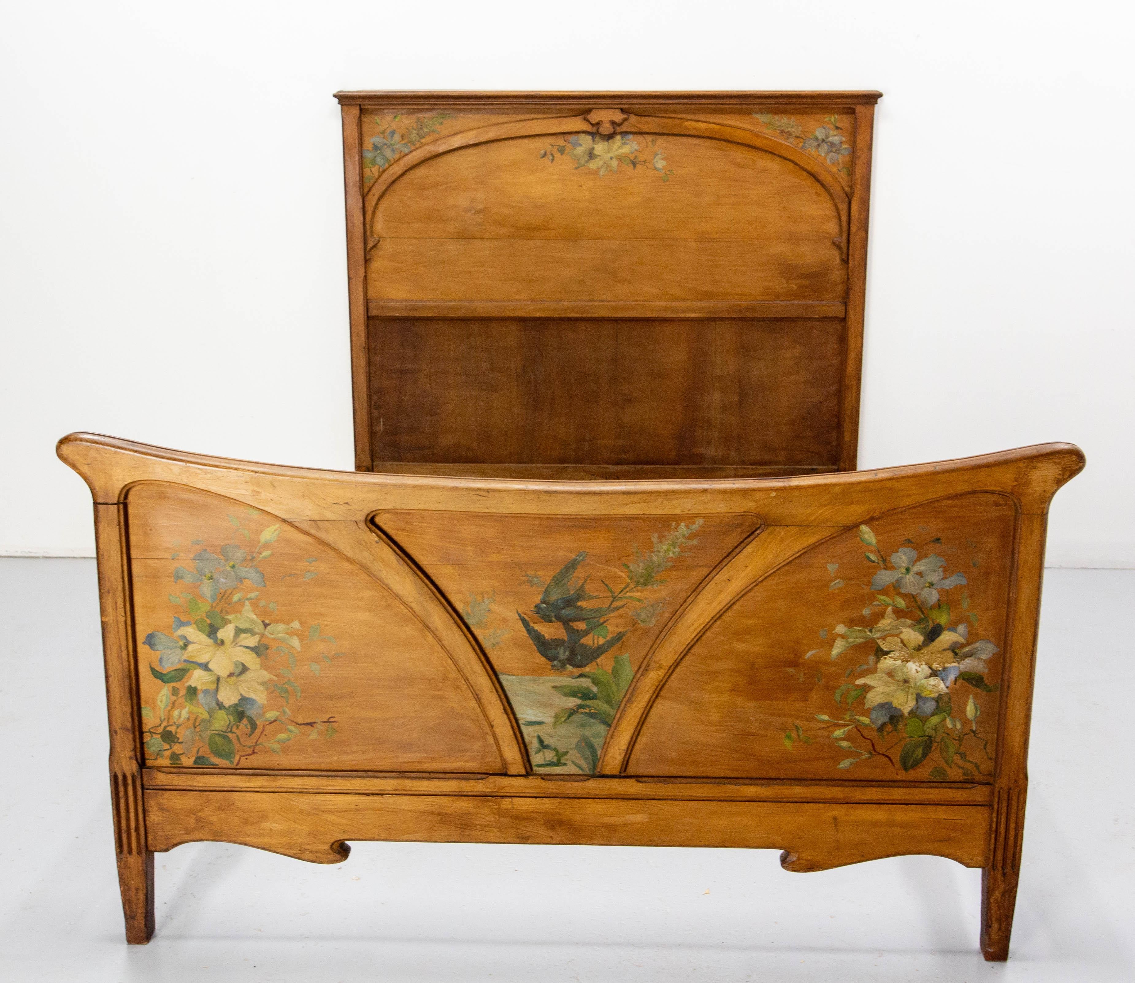 French bed made circa 1890, in the art nouveau period. The motives inspirated of nature and the finishing are the original. They were hand-painted.
Very characterful
The full-size bedding can be placed on the bed's side rails. 
Interior dimensions