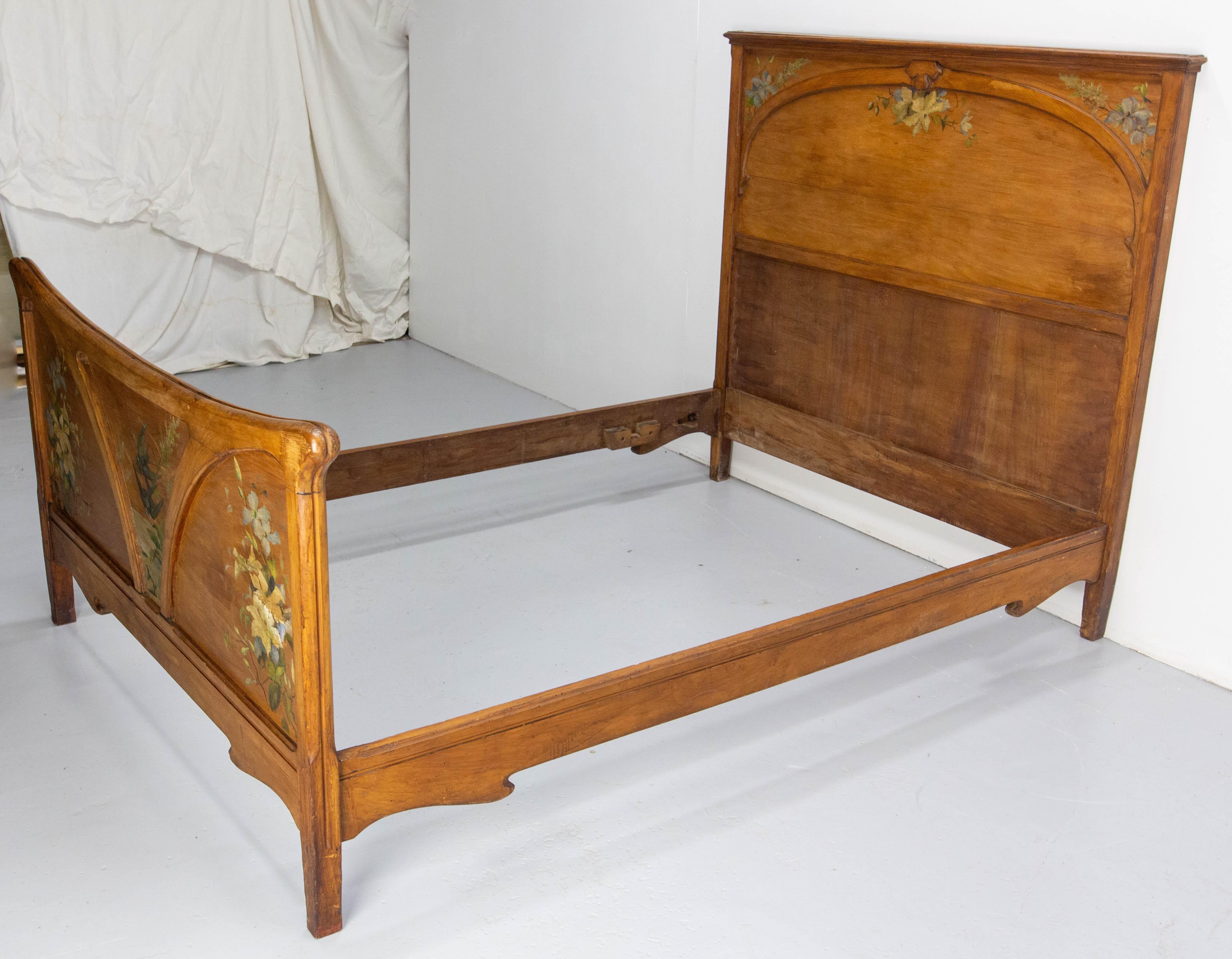 Französisches Jugendstil-Bett aus massiver Buche mit Bemalung, um 1890, volles Bett oder Doppelbett im Zustand „Gut“ im Angebot in Labrit, Landes