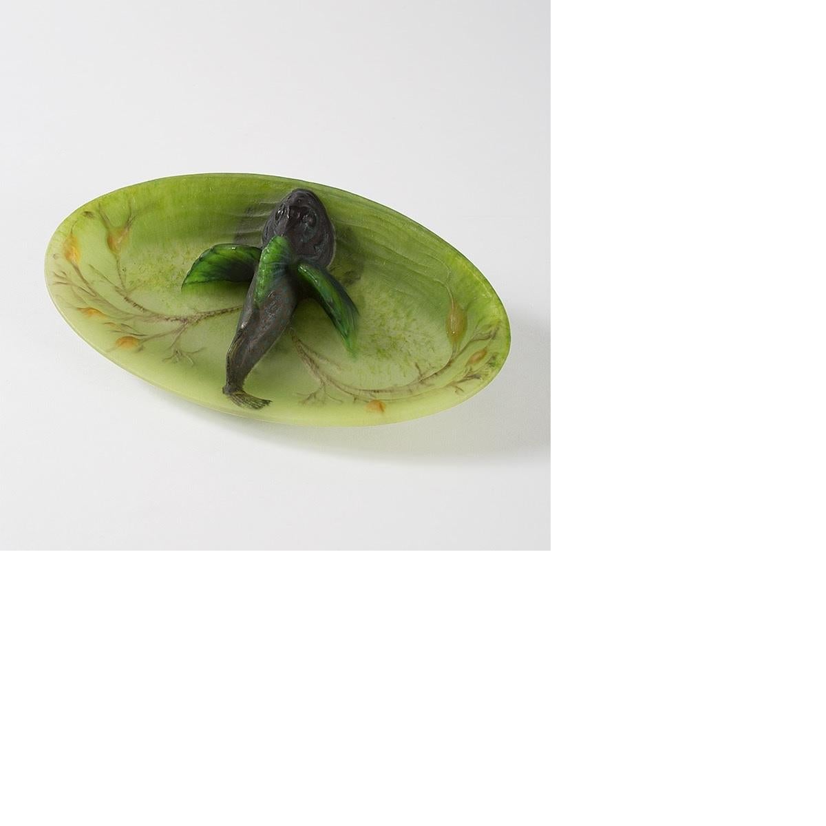 Un plat en pâte de verre Art Nouveau français par Amalric Walter et Henri Bergé. Ce plateau est décoré d'une scène moulée de végétation aquatique brune et orange avec un grand poisson brun foncé avec des nageoires vertes et bleues et des taches