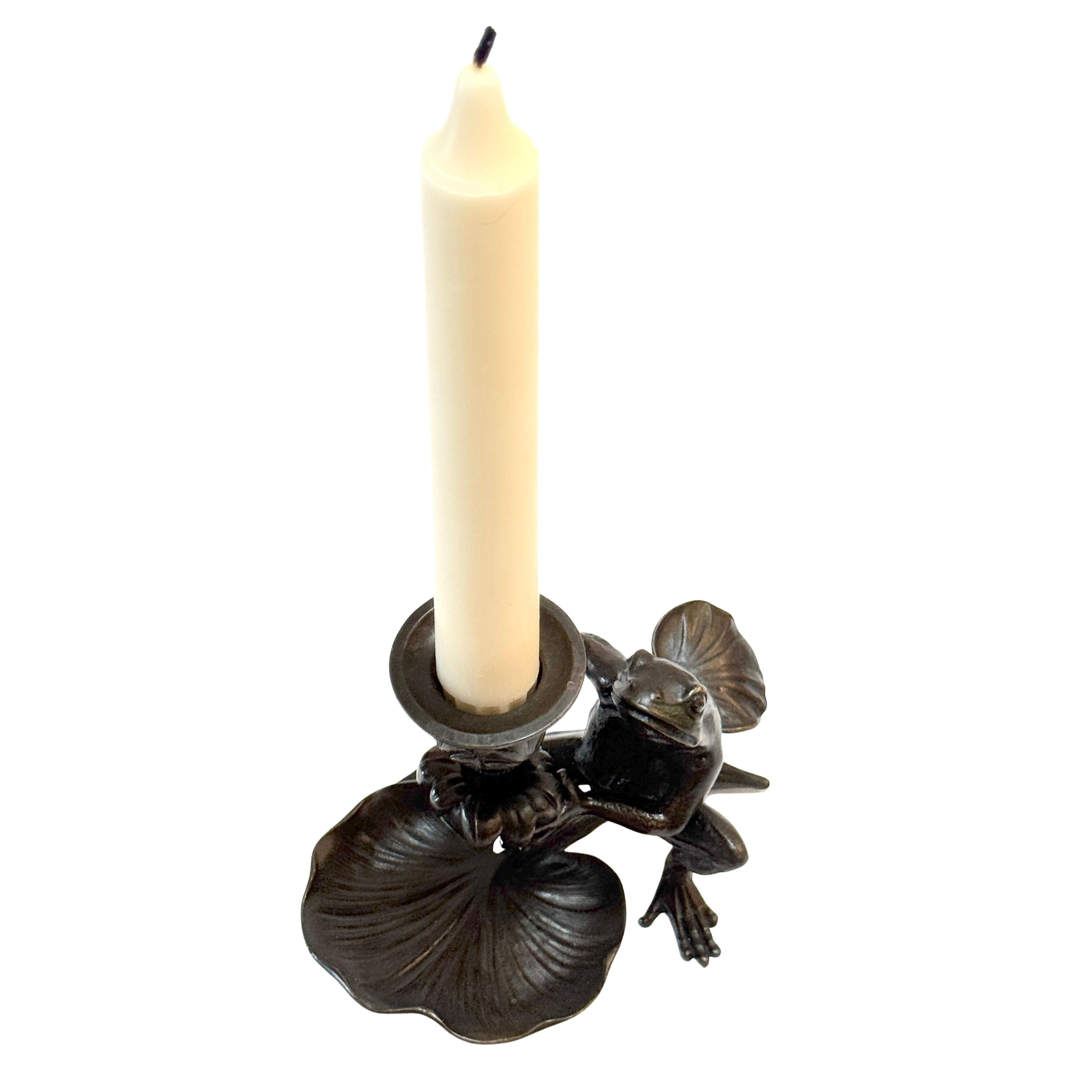 Bastone da camera/candeliere in bronzo patinato Art Nouveau francese con rana e giglio, Francia, senza marchio, Circa 1900

Il bastone da camera in bronzo patinato Art Nouveau francese con rana e ninfea, realizzato in Francia nei primi anni del