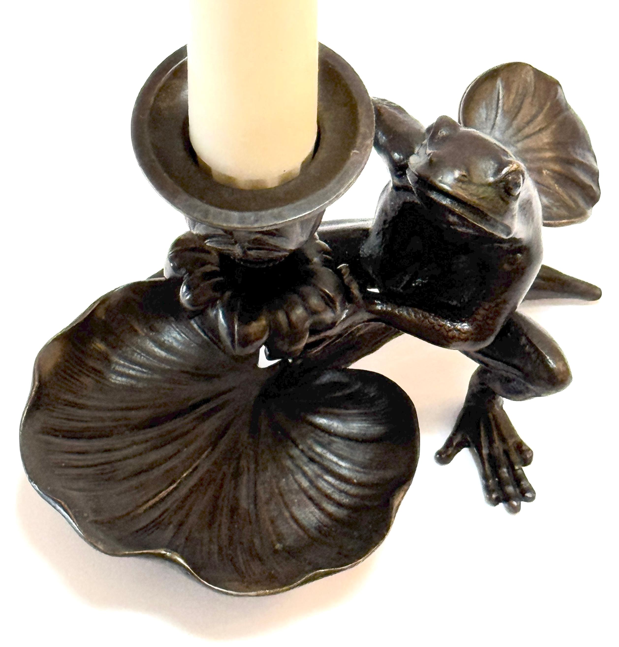Francese Bastone da camera e candeliere in bronzo patinato Art Nouveau francese con rana e ninfea in vendita