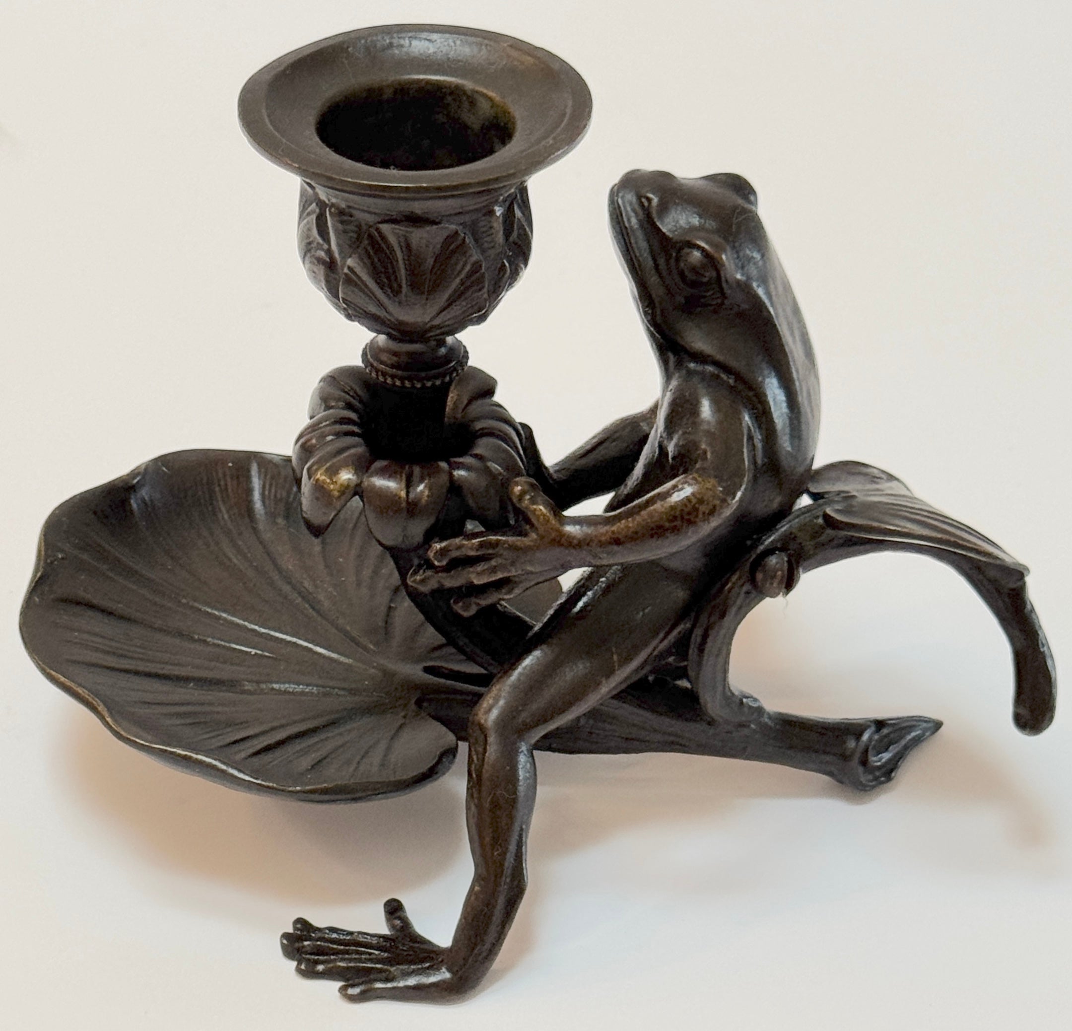 Calco Bastone da camera e candeliere in bronzo patinato Art Nouveau francese con rana e ninfea in vendita