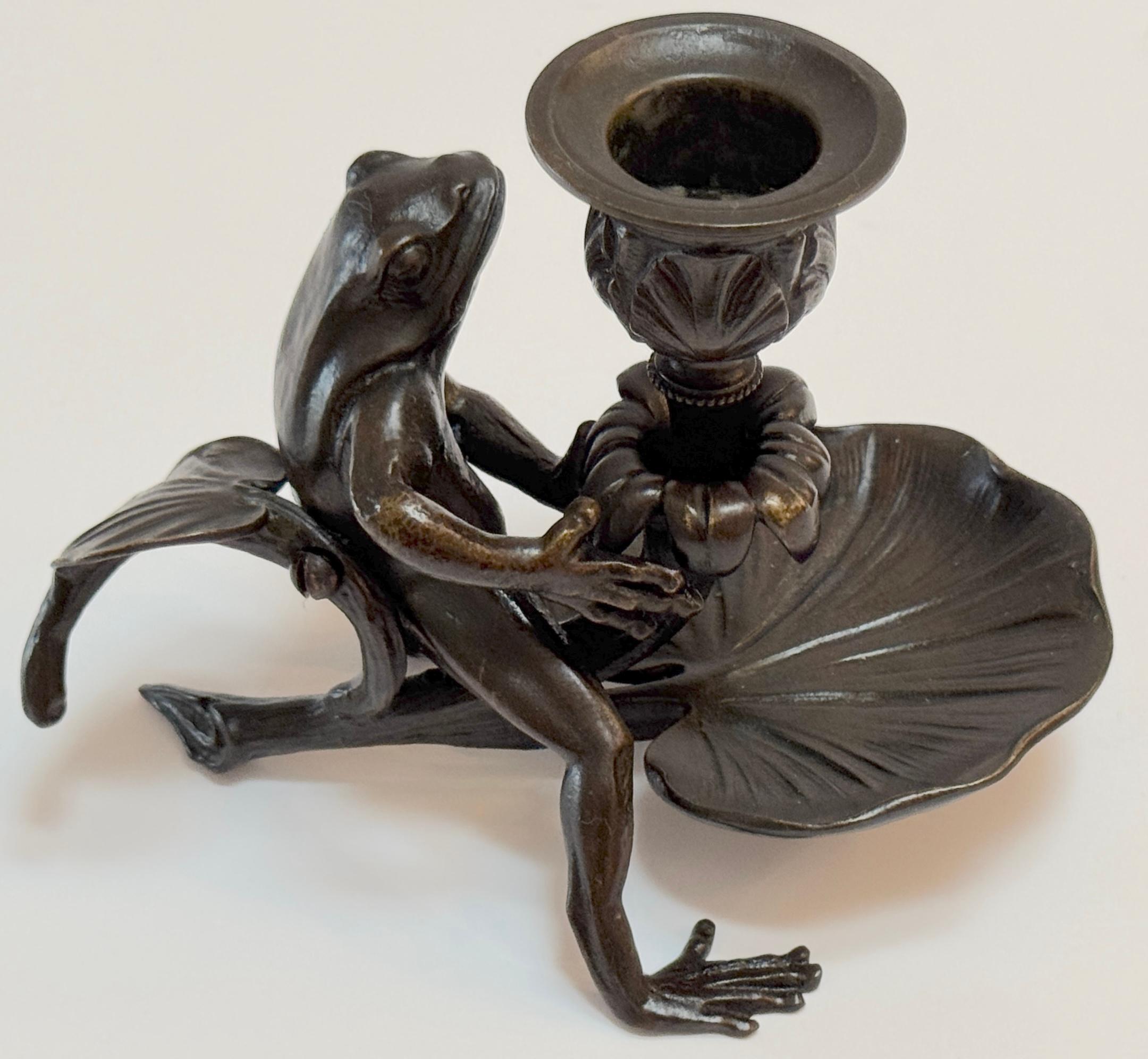Bastone da camera e candeliere in bronzo patinato Art Nouveau francese con rana e ninfea In condizioni buone in vendita a West Palm Beach, FL