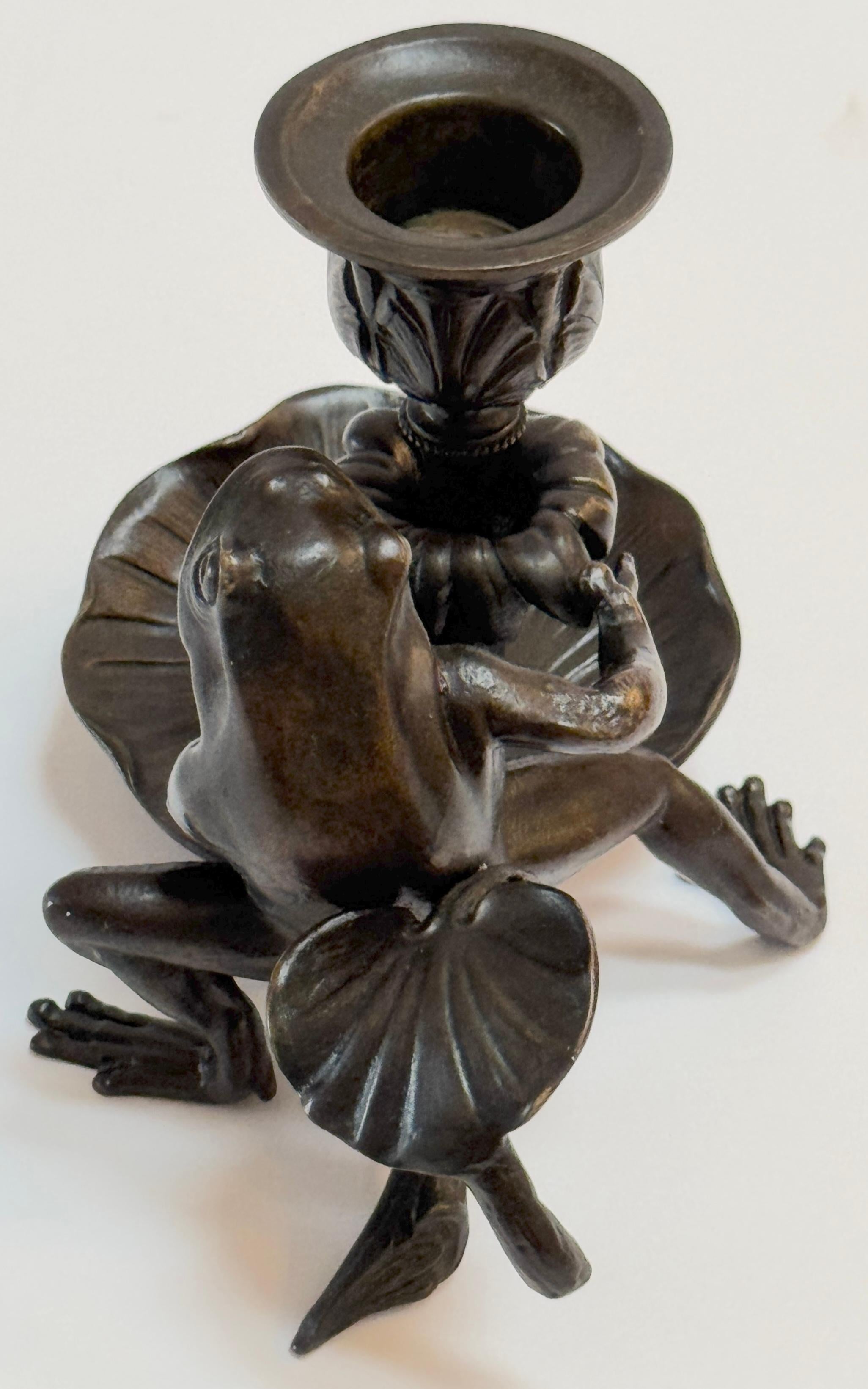 XX secolo Bastone da camera e candeliere in bronzo patinato Art Nouveau francese con rana e ninfea in vendita