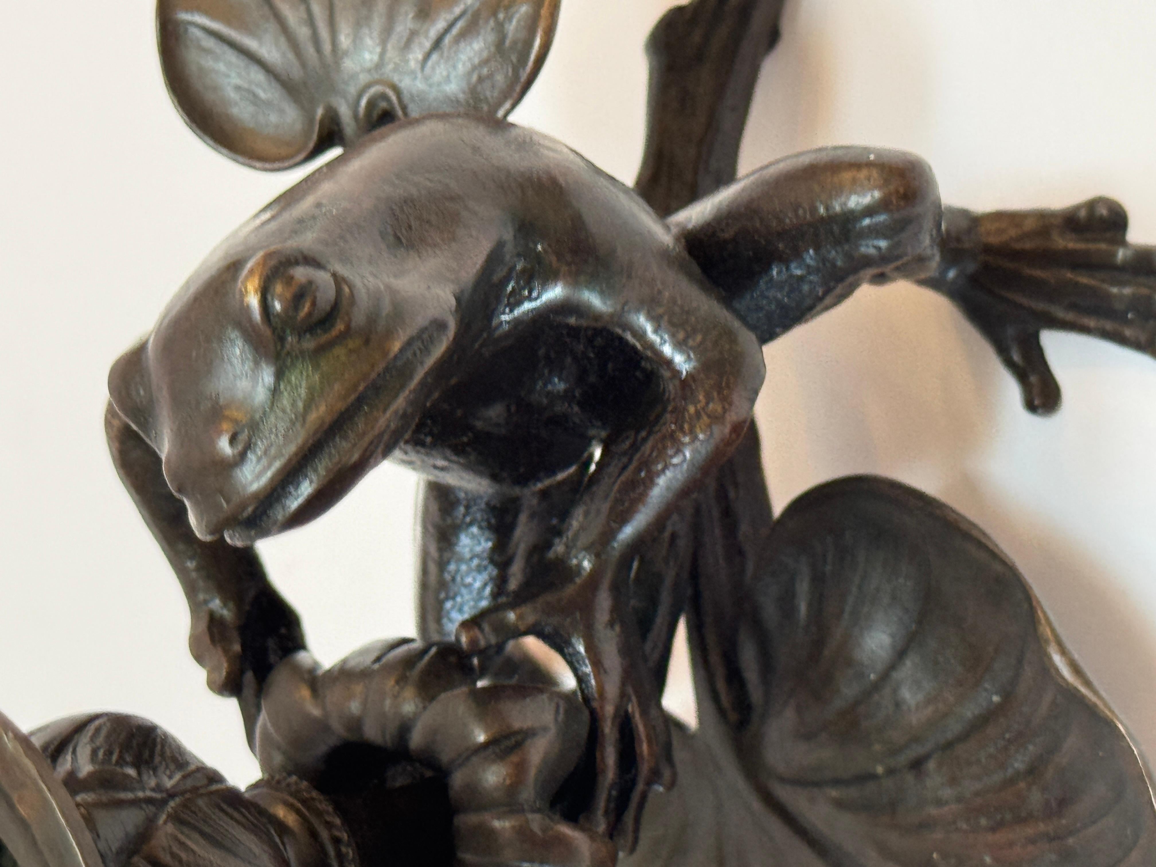 Bronzo Bastone da camera e candeliere in bronzo patinato Art Nouveau francese con rana e ninfea in vendita