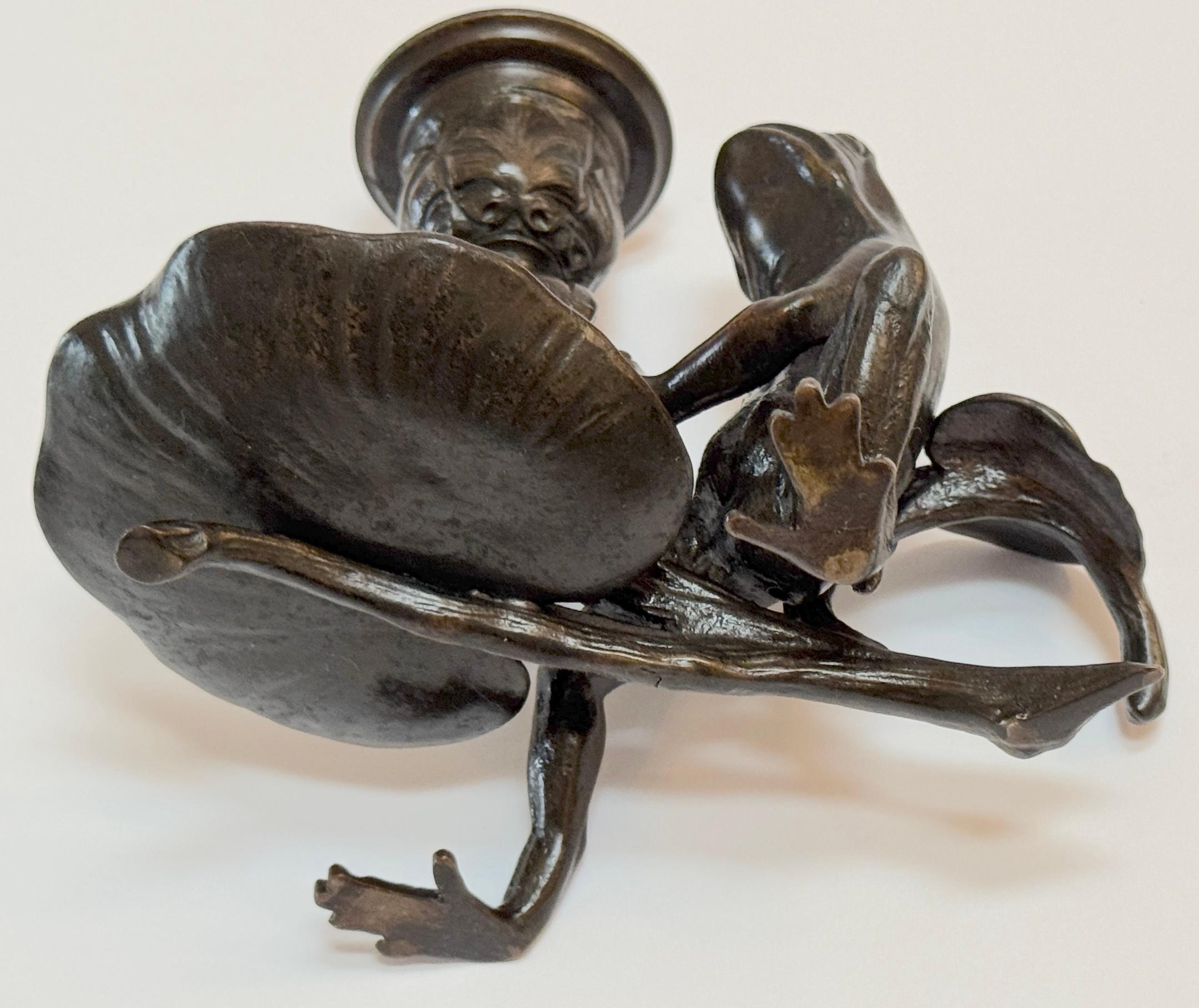 Bastone da camera e candeliere in bronzo patinato Art Nouveau francese con rana e ninfea in vendita 1