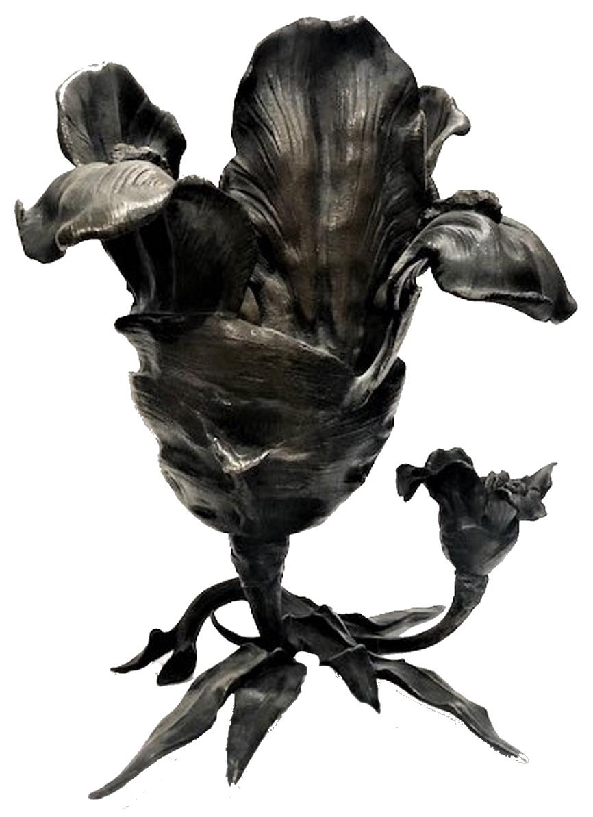 French Art Nouveau Patinated Bronze Sculptural Iris Vase, ca. 1900 For Sale 4