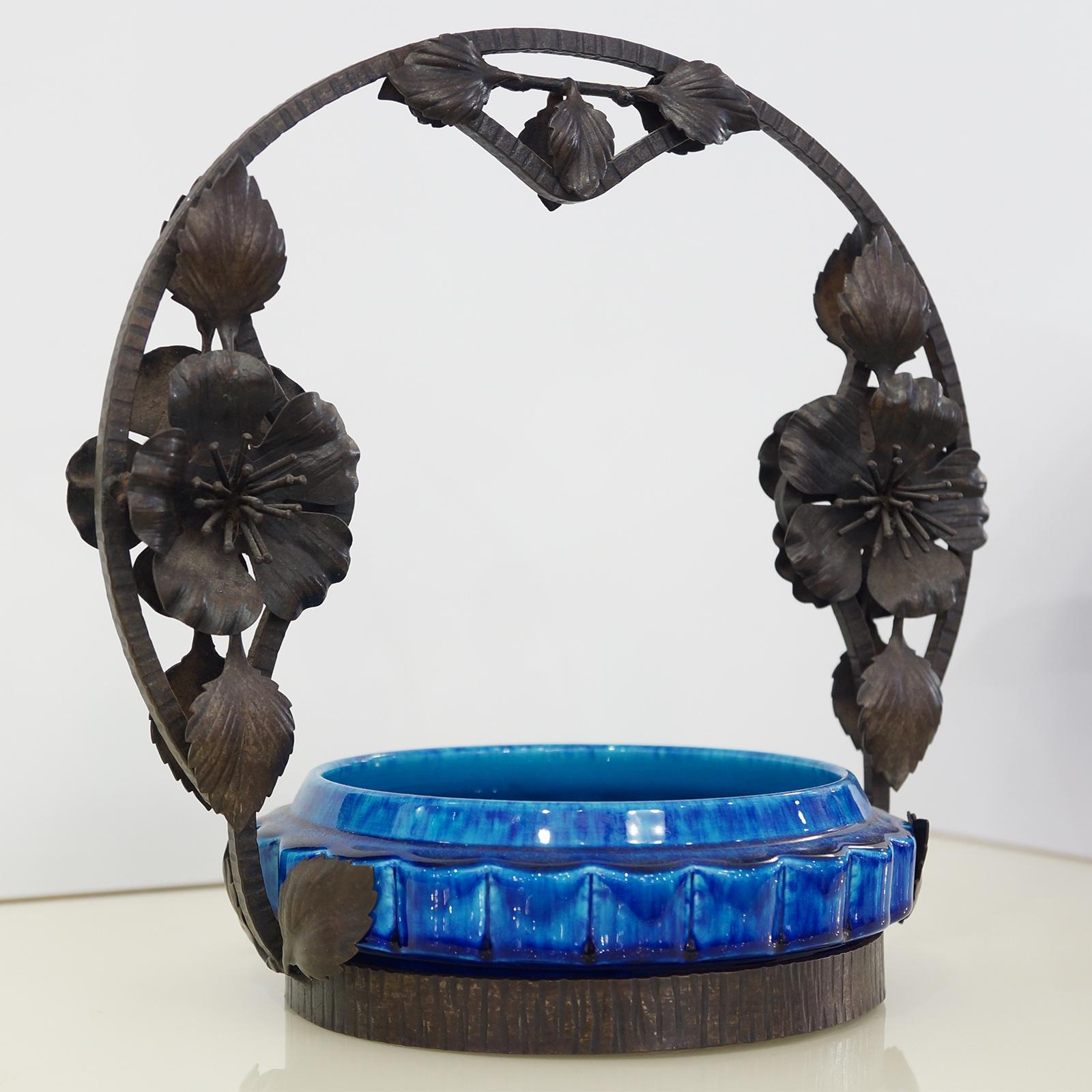 Francese Paul Milet Sevres, ciotola in ceramica a fiori in ferro battuto turchese, in stile Art Nouveau francese. in vendita