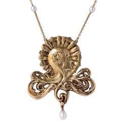 Collier en or orné de perles Art nouveau français avec une tête de femme