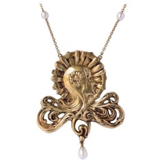 necklace with woman
s head French Art Nouveau Pearl Gold Necklace Featuring a Woman’s Head