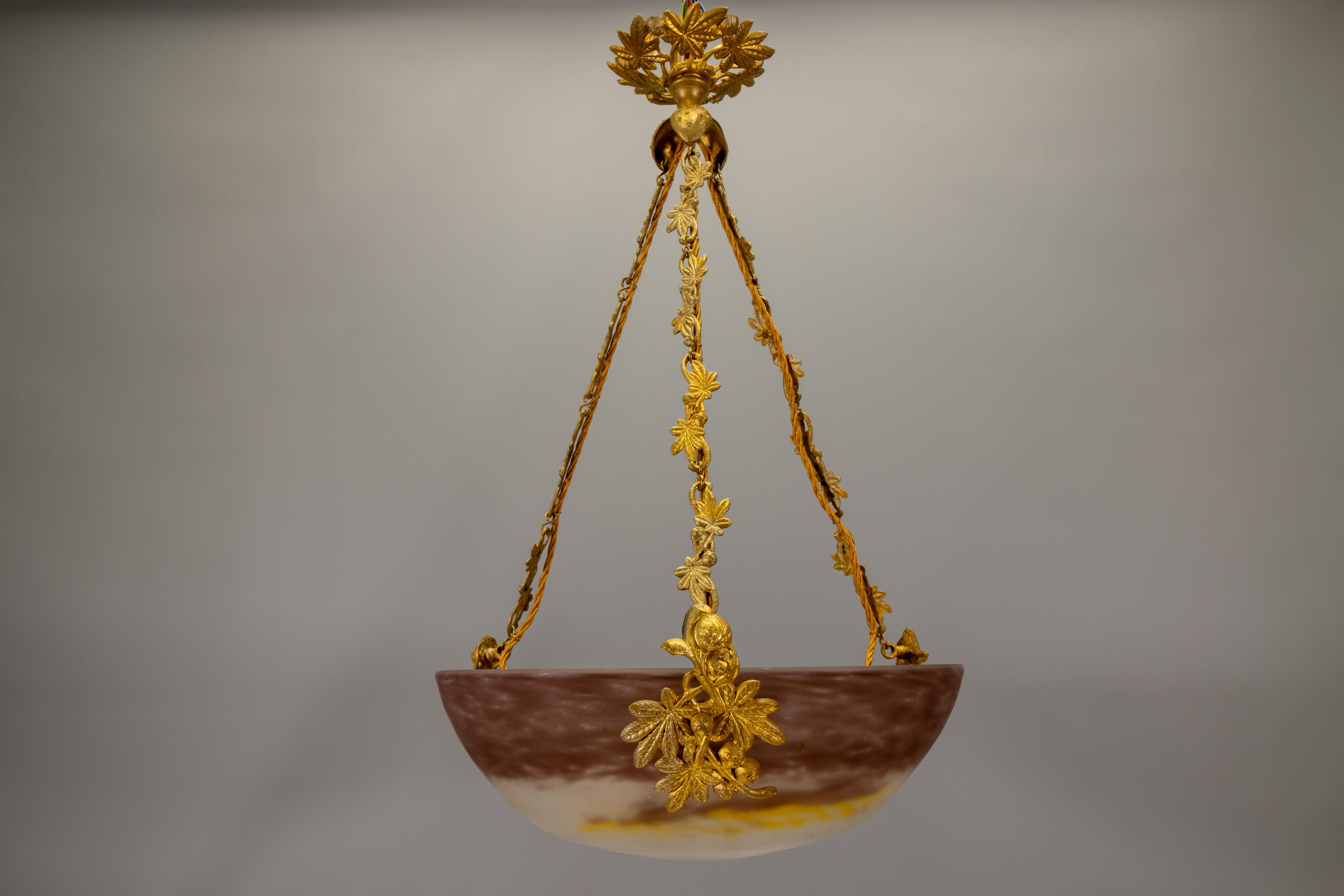 Art Nouveau francés Pâte de Verre Lámpara colgante de tres luces de G.V. de Croismare, Muller Frères, años veinte.

Esta impresionante lámpara colgante francesa de estilo Art Nouveau fue fabricada en la década de 1920 por G.V. de Croismare, de